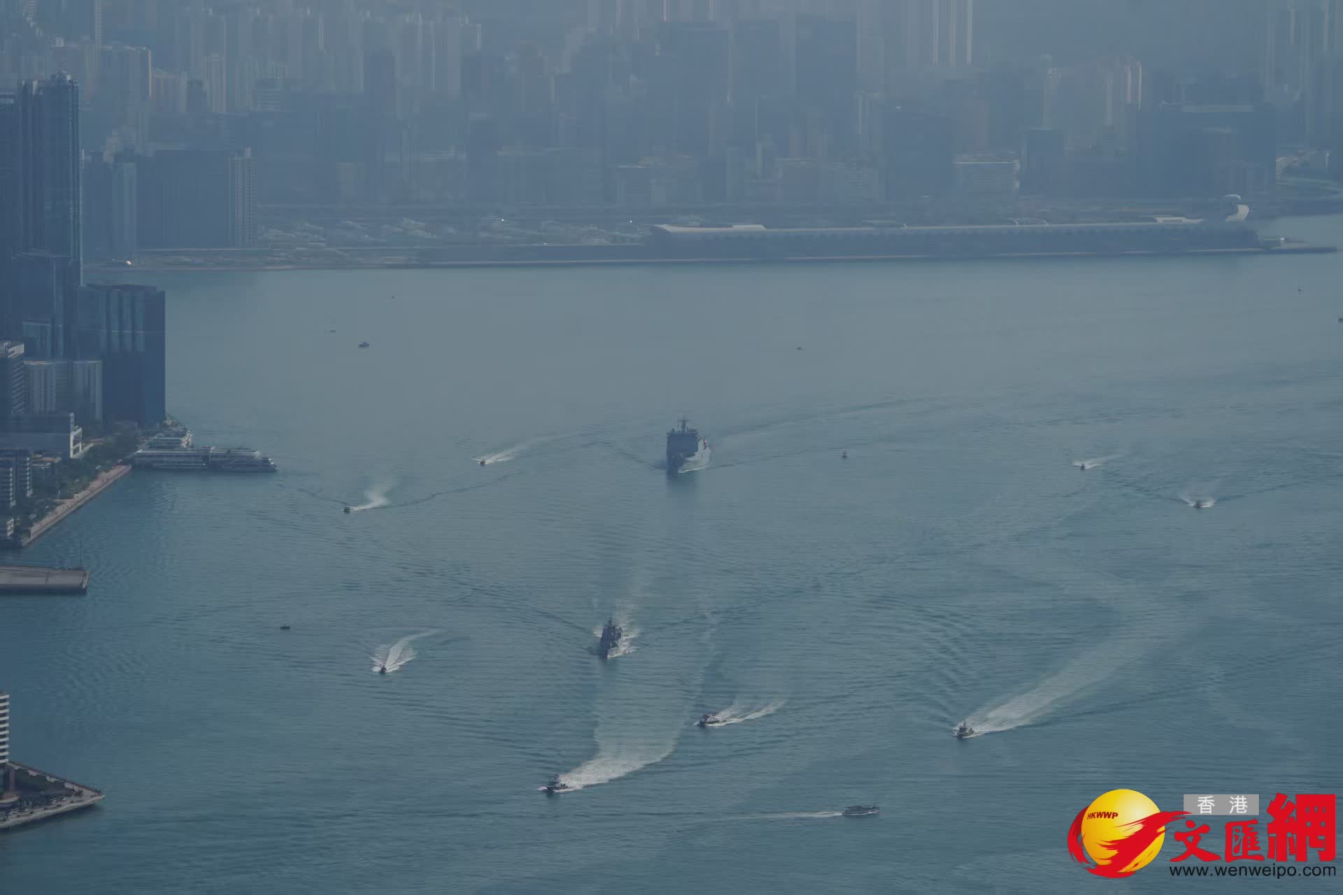 解放軍海軍訓練艦戚繼光艦、兩棲船塢登陸艦沂蒙山艦穿越維港兩岸（香港文匯報記者曾興偉攝）