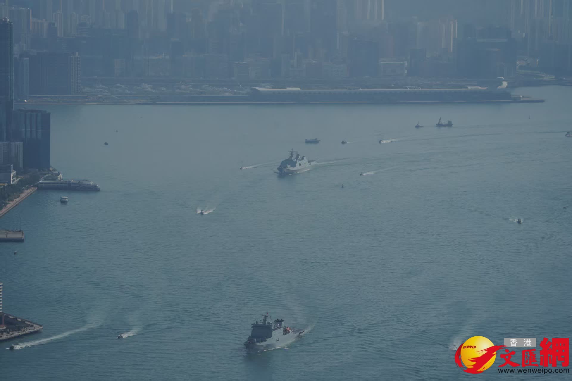 解放軍海軍訓練艦戚繼光艦、兩棲船塢登陸艦沂蒙山艦穿越維港兩岸（香港文匯報記者曾興偉攝）