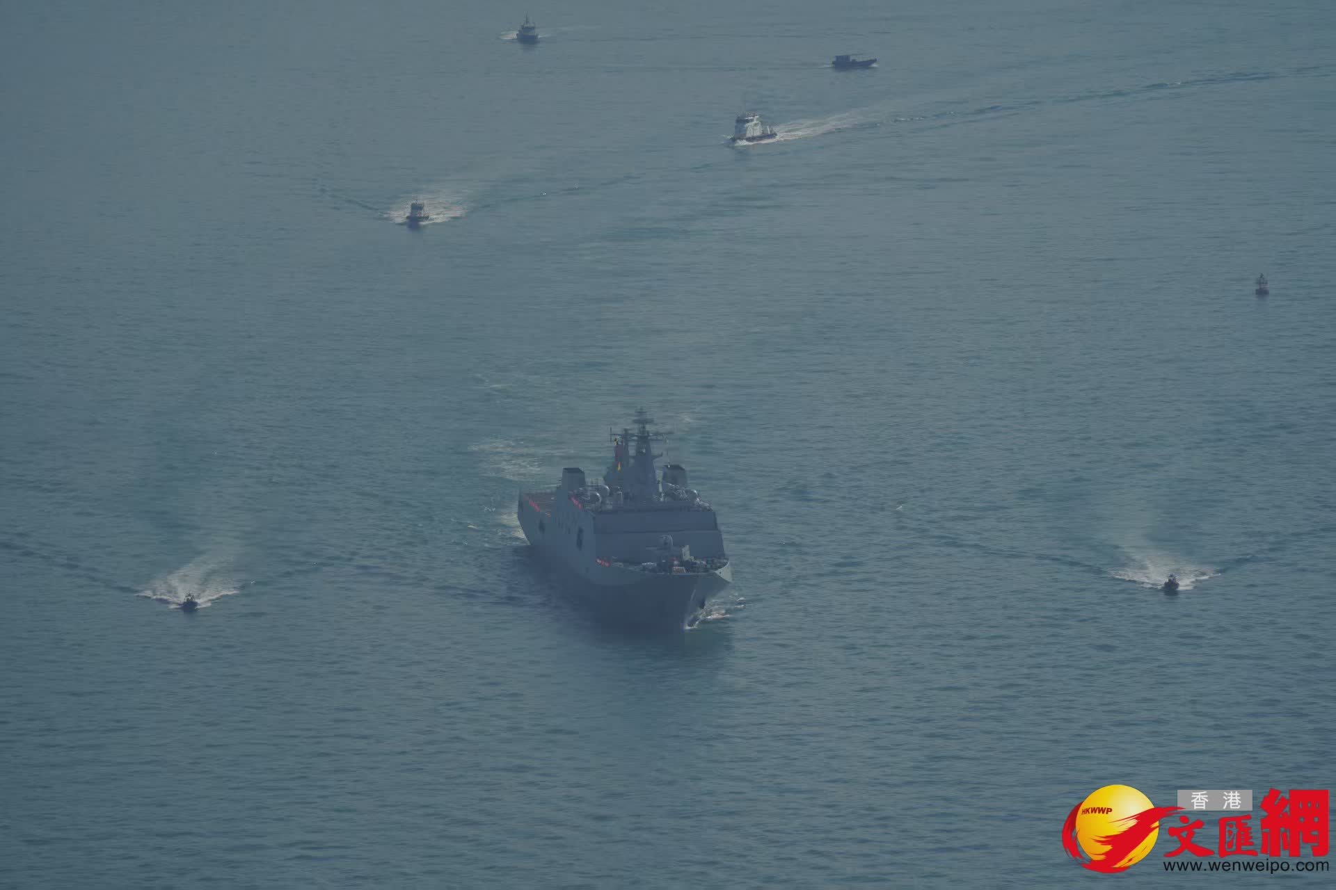 解放軍海軍訓練艦戚繼光艦、兩棲船塢登陸艦沂蒙山艦穿越維港兩岸（香港文匯報記者曾興偉攝）