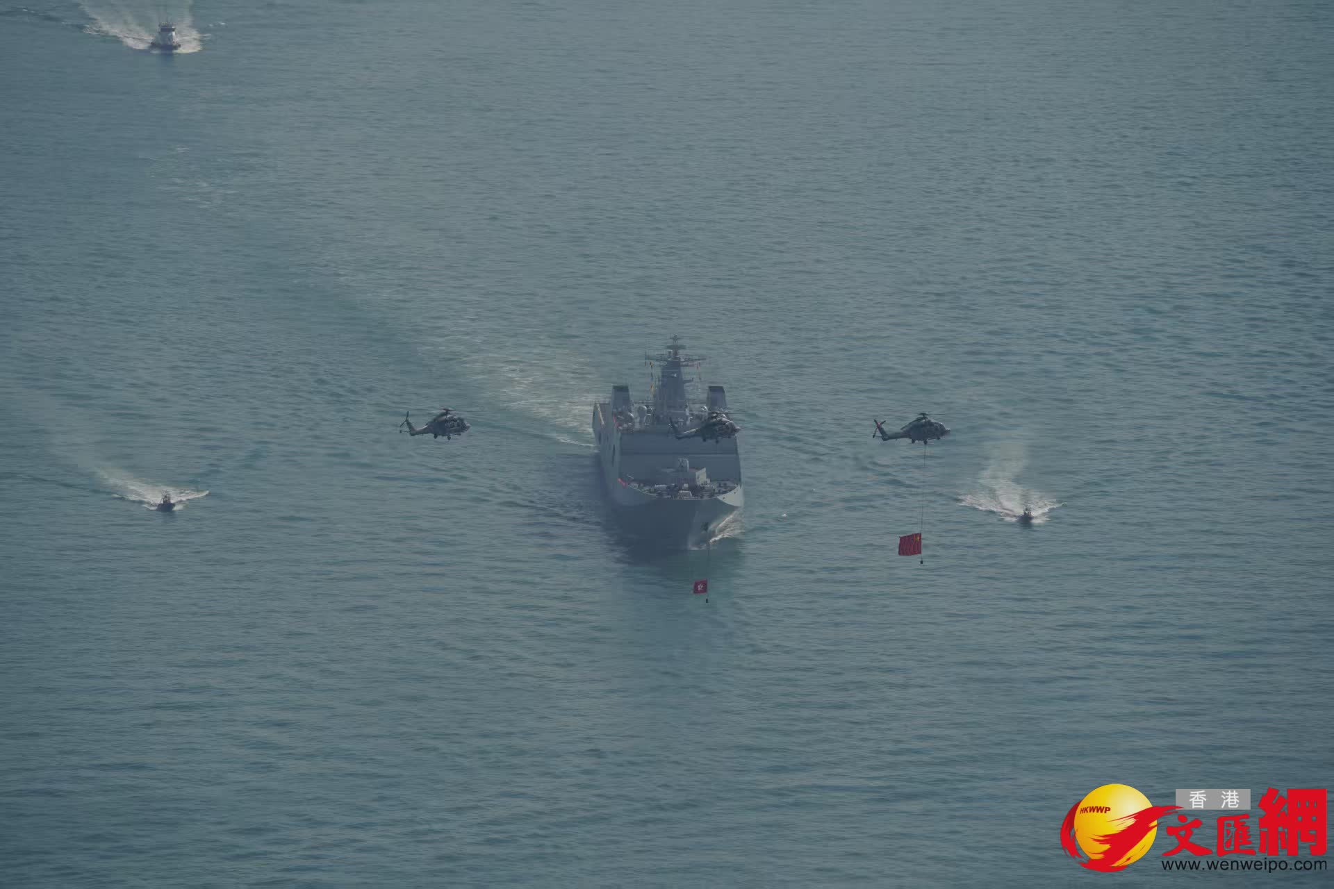 解放軍海軍訓練艦戚繼光艦、兩棲船塢登陸艦沂蒙山艦穿越維港兩岸（香港文匯報記者曾興偉攝）
