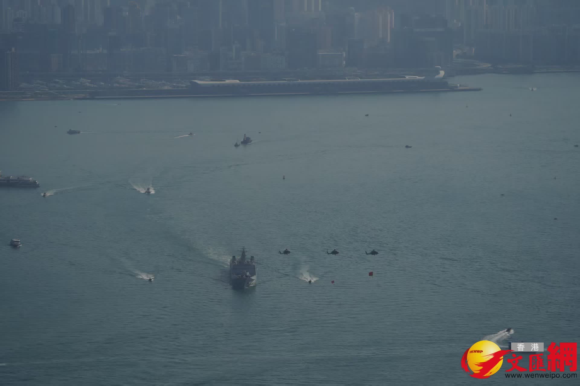 解放軍海軍訓練艦戚繼光艦、兩棲船塢登陸艦沂蒙山艦穿越維港兩岸（香港文匯報記者曾興偉攝）