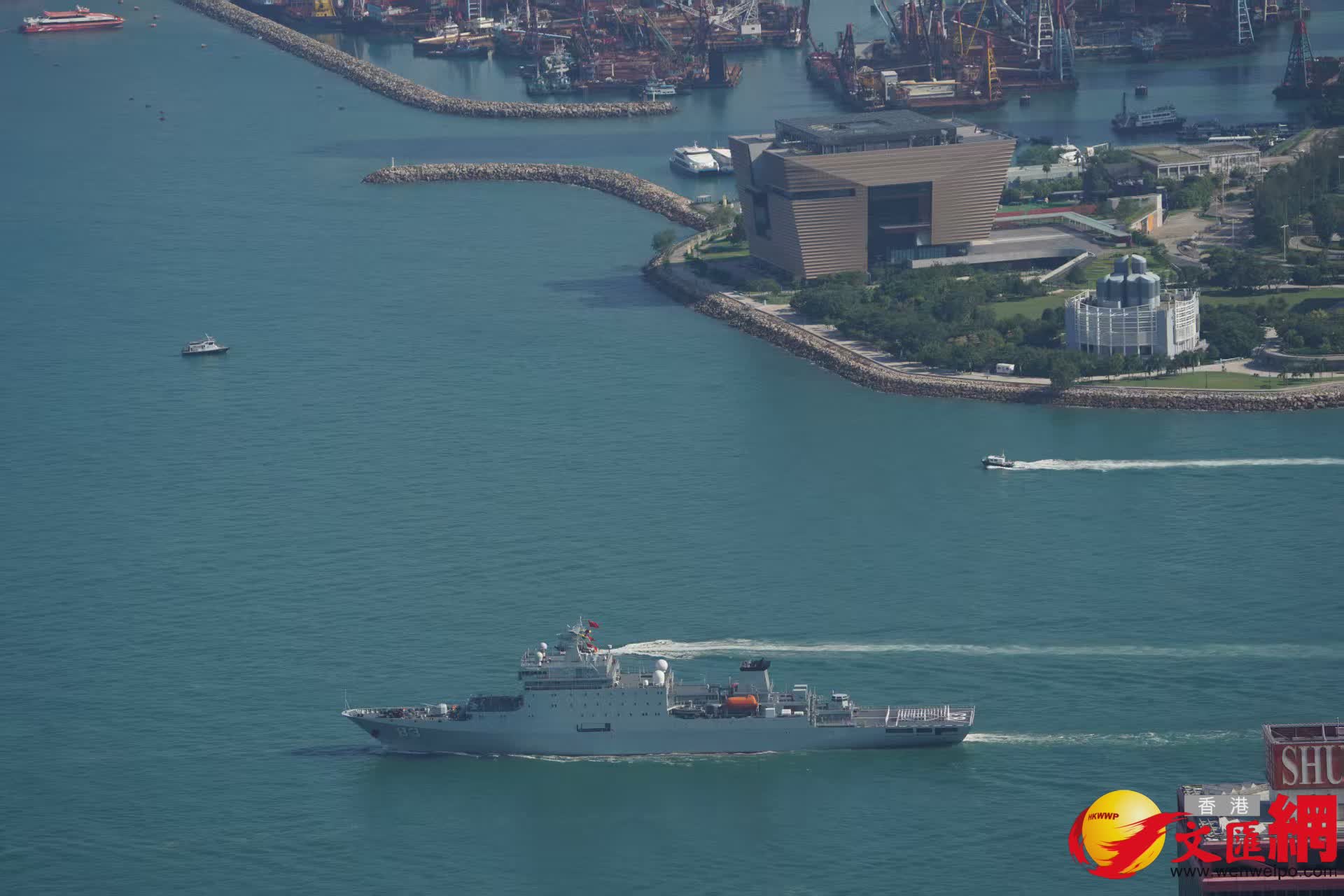 解放軍海軍訓練艦戚繼光艦、兩棲船塢登陸艦沂蒙山艦穿越維港兩岸（香港文匯報記者曾興偉攝）