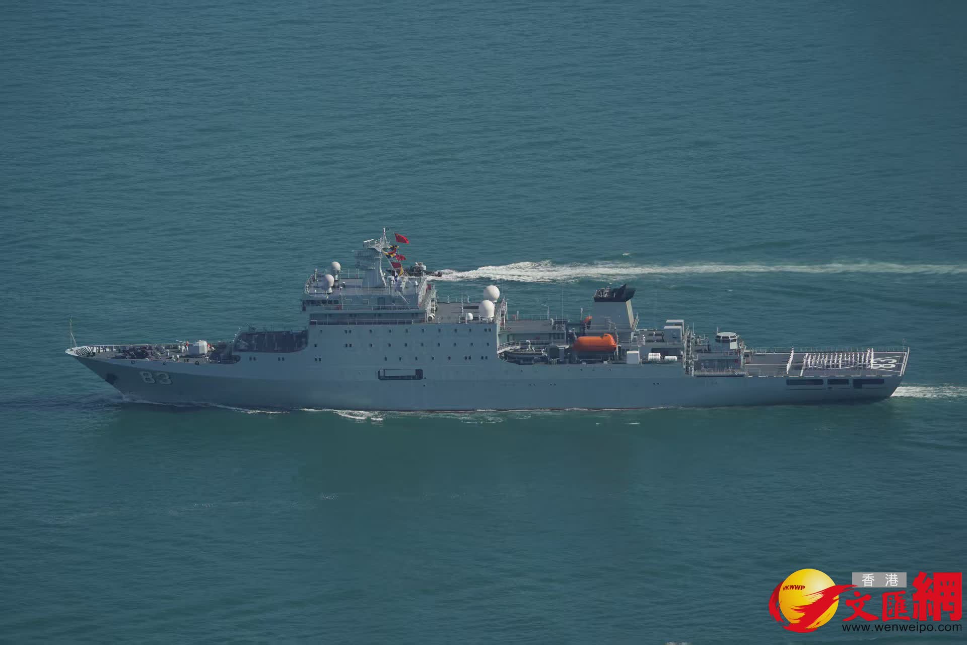 解放軍海軍訓練艦戚繼光艦、兩棲船塢登陸艦沂蒙山艦穿越維港兩岸（香港文匯報記者曾興偉攝）