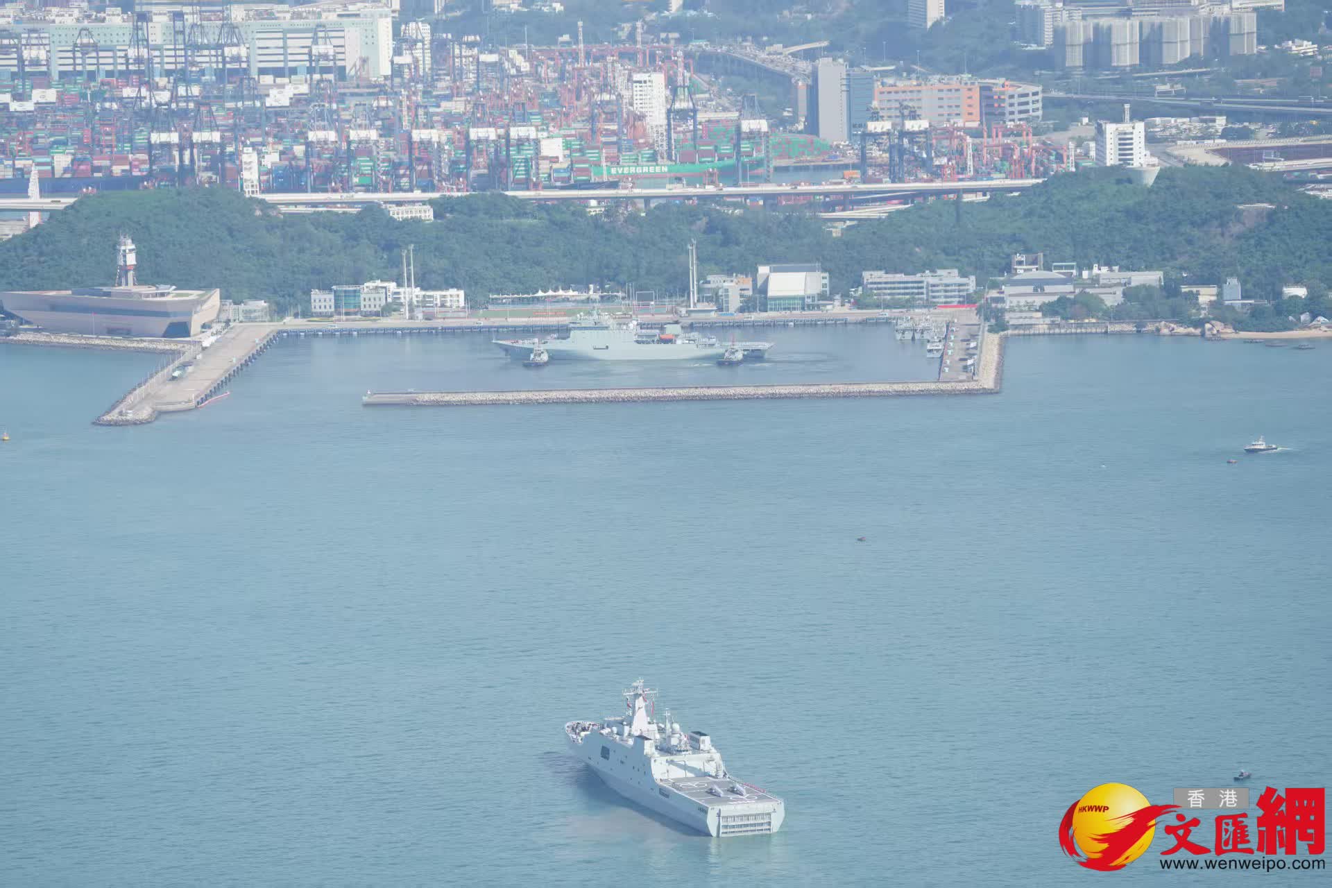 解放軍海軍訓練艦戚繼光艦、兩棲船塢登陸艦沂蒙山艦穿越維港兩岸（香港文匯報記者曾興偉攝）