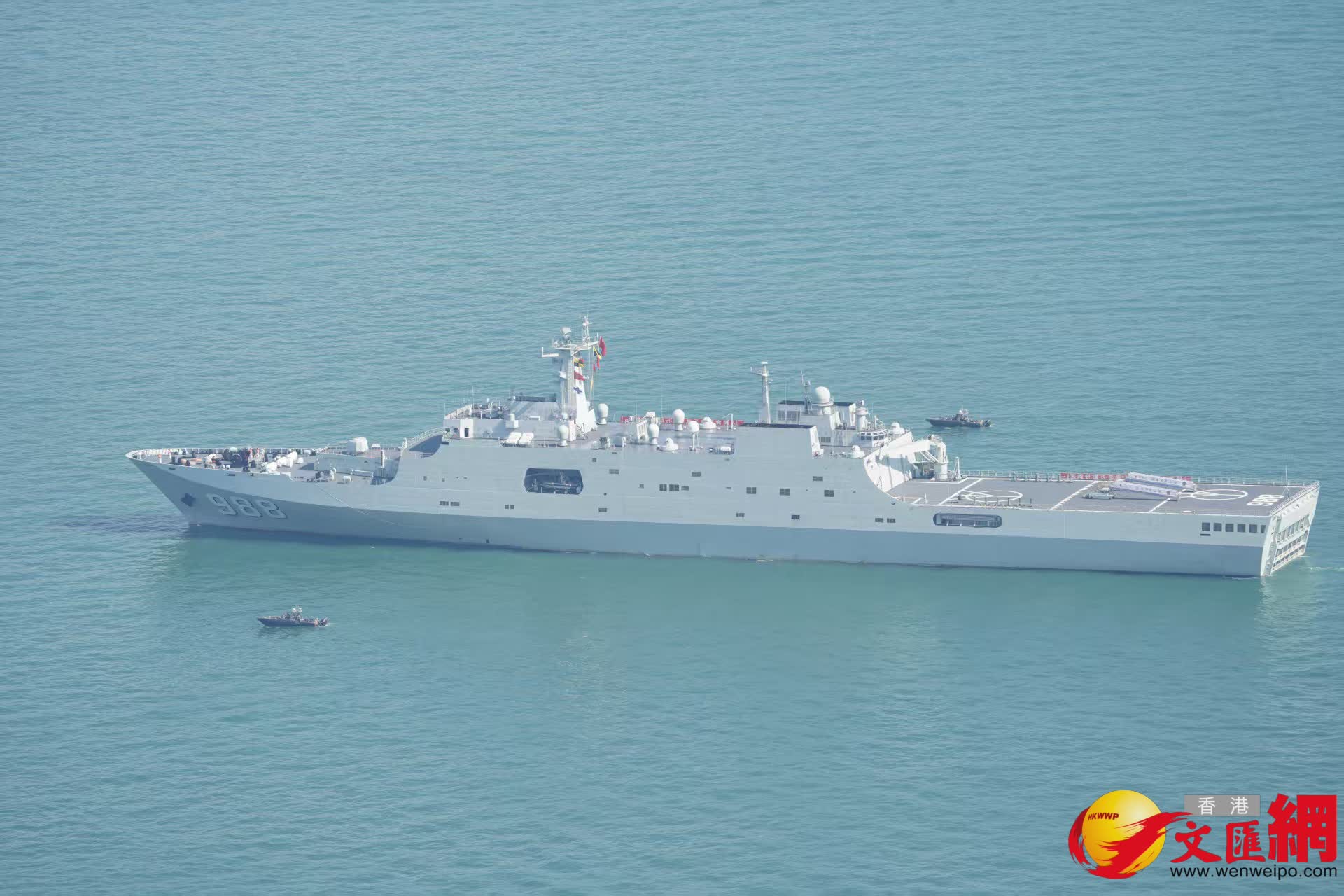 解放軍海軍訓練艦戚繼光艦、兩棲船塢登陸艦沂蒙山艦穿越維港兩岸（香港文匯報記者曾興偉攝）