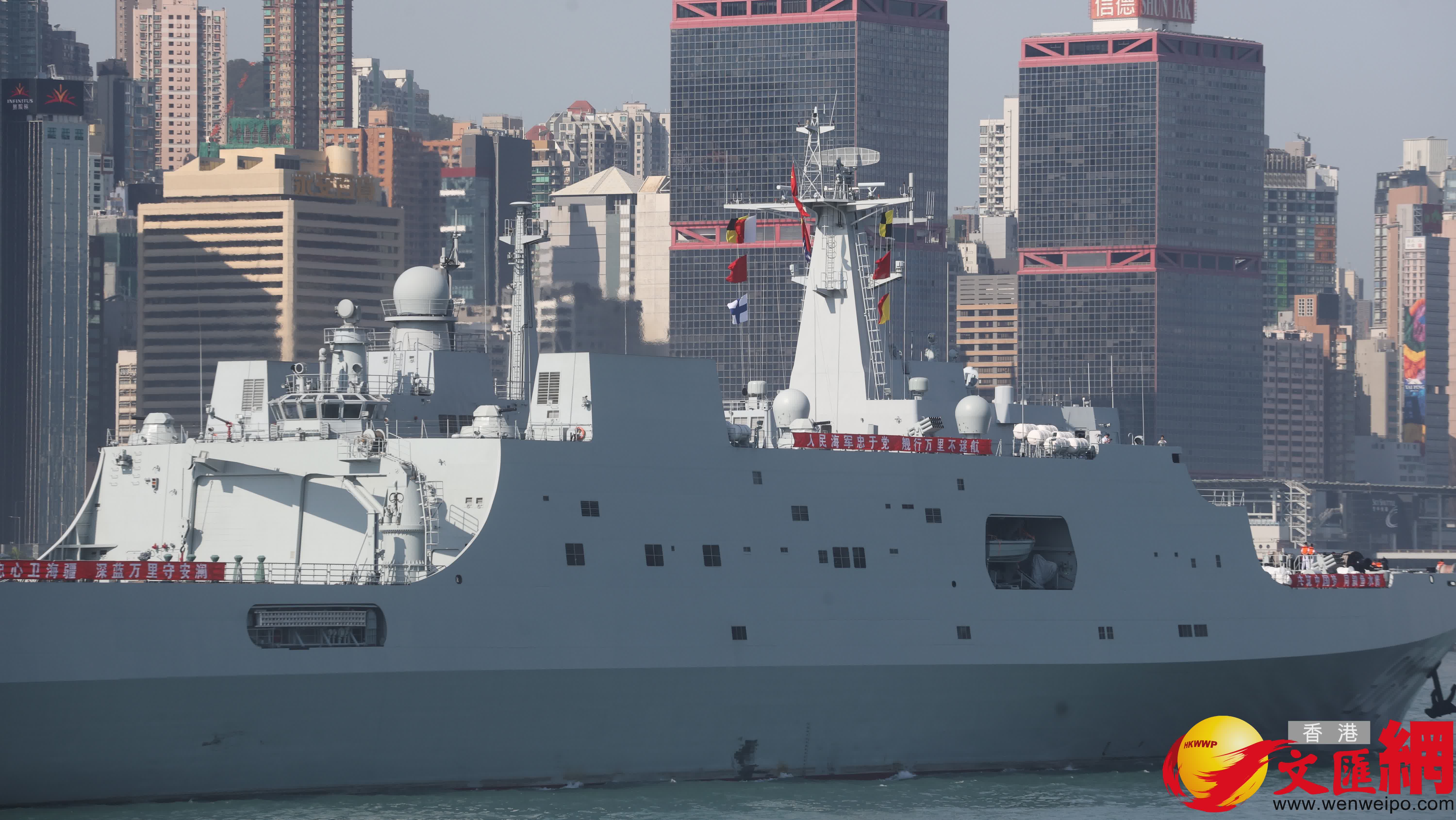 中國人民解放軍海軍戚繼光艦以及沂蒙山艦，今日（30日）由藍塘海峽駛入維港鯉魚門航道，再開往昂船洲軍港。（香港文匯報記者郭木又攝）