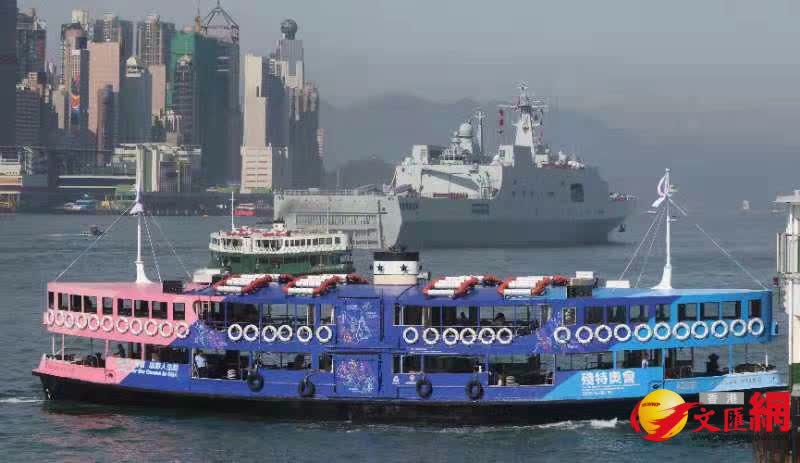 中國人民解放軍海軍戚繼光艦以及沂蒙山艦今日由藍塘海峽駛入維港鯉魚門航道，再開往昂船洲軍港。（香港文匯報記者郭木又攝）