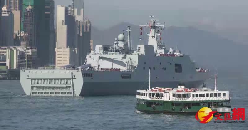 中國人民解放軍海軍戚繼光艦以及沂蒙山艦今日由藍塘海峽駛入維港鯉魚門航道，再開往昂船洲軍港。（香港文匯報記者郭木又攝）