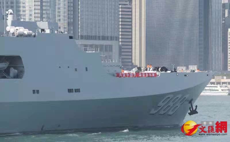中國人民解放軍海軍戚繼光艦以及沂蒙山艦今日由藍塘海峽駛入維港鯉魚門航道，再開往昂船洲軍港。（香港文匯報記者郭木又攝）