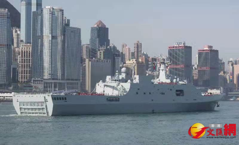 中國人民解放軍海軍戚繼光艦以及沂蒙山艦今日由藍塘海峽駛入維港鯉魚門航道，再開往昂船洲軍港。（香港文匯報記者郭木又攝）