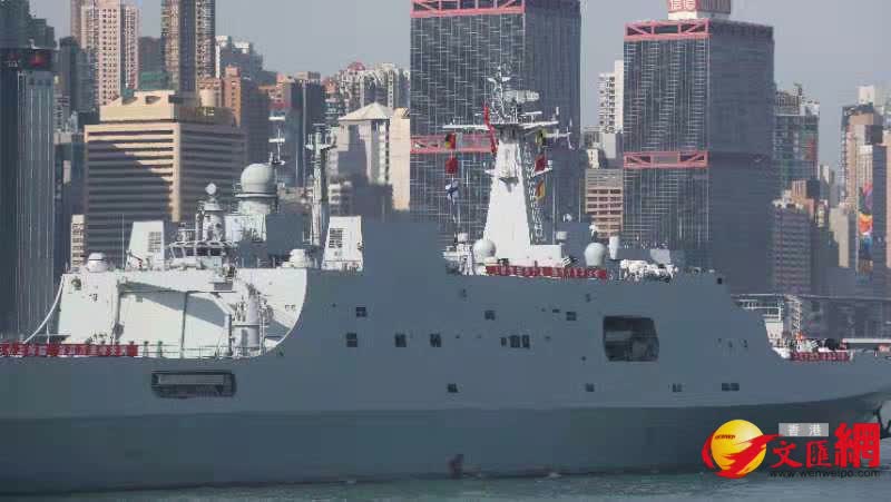 中國人民解放軍海軍戚繼光艦以及沂蒙山艦今日由藍塘海峽駛入維港鯉魚門航道，再開往昂船洲軍港。（香港文匯報記者郭木又攝）