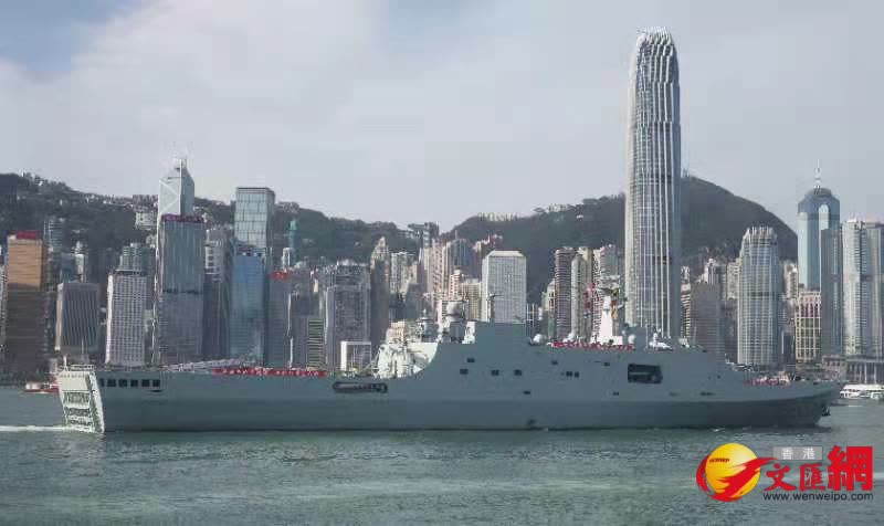 中國人民解放軍海軍戚繼光艦以及沂蒙山艦今日由藍塘海峽駛入維港鯉魚門航道，再開往昂船洲軍港。（香港文匯報記者郭木又攝）
