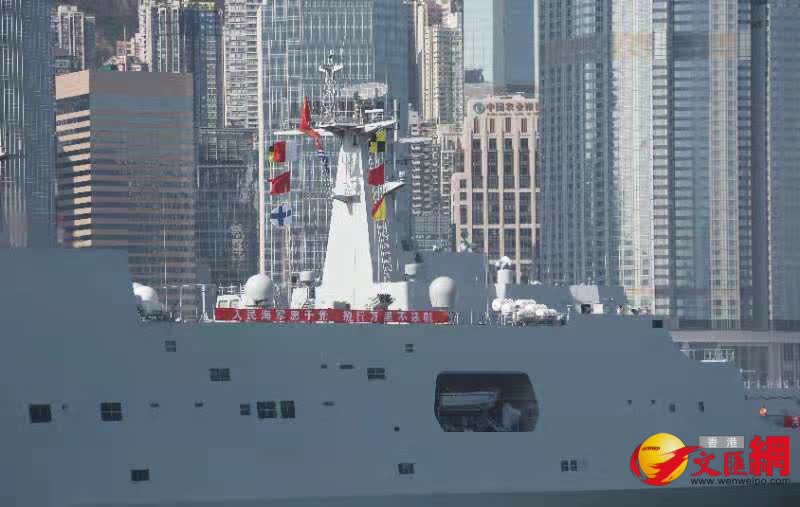 中國人民解放軍海軍戚繼光艦以及沂蒙山艦今日由藍塘海峽駛入維港鯉魚門航道，再開往昂船洲軍港。（香港文匯報記者郭木又攝）
