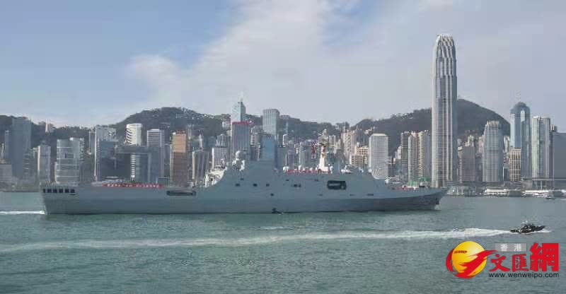 中國人民解放軍海軍戚繼光艦以及沂蒙山艦今日由藍塘海峽駛入維港鯉魚門航道，再開往昂船洲軍港。（香港文匯報記者郭木又攝）