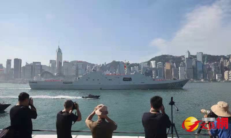 中國人民解放軍海軍戚繼光艦以及沂蒙山艦今日由藍塘海峽駛入維港鯉魚門航道，再開往昂船洲軍港。（香港文匯報記者郭木又攝）