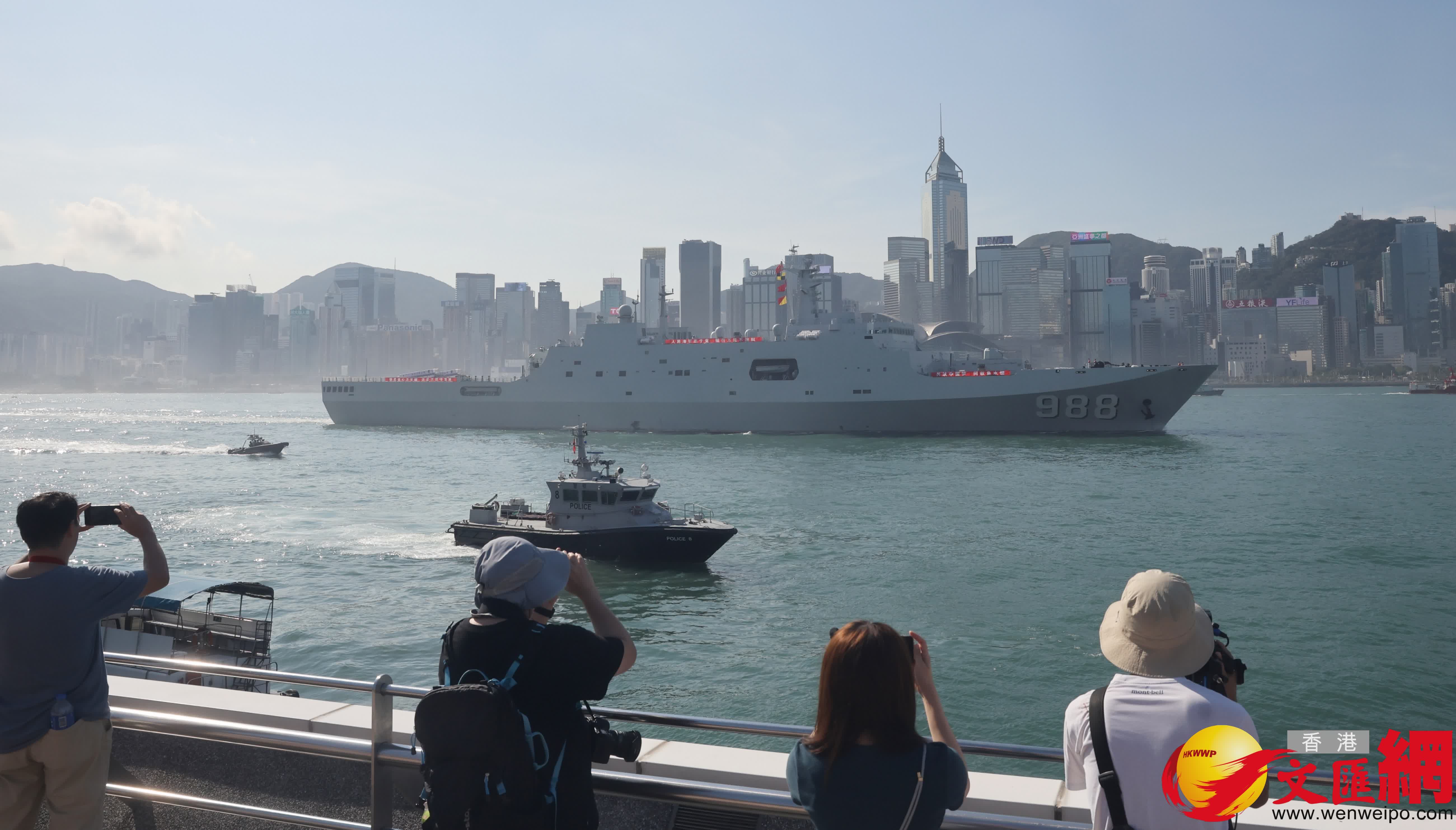 中國人民解放軍海軍戚繼光艦以及沂蒙山艦今日由藍塘海峽駛入維港鯉魚門航道，再開往昂船洲軍港。（香港文匯報記者郭木又攝）