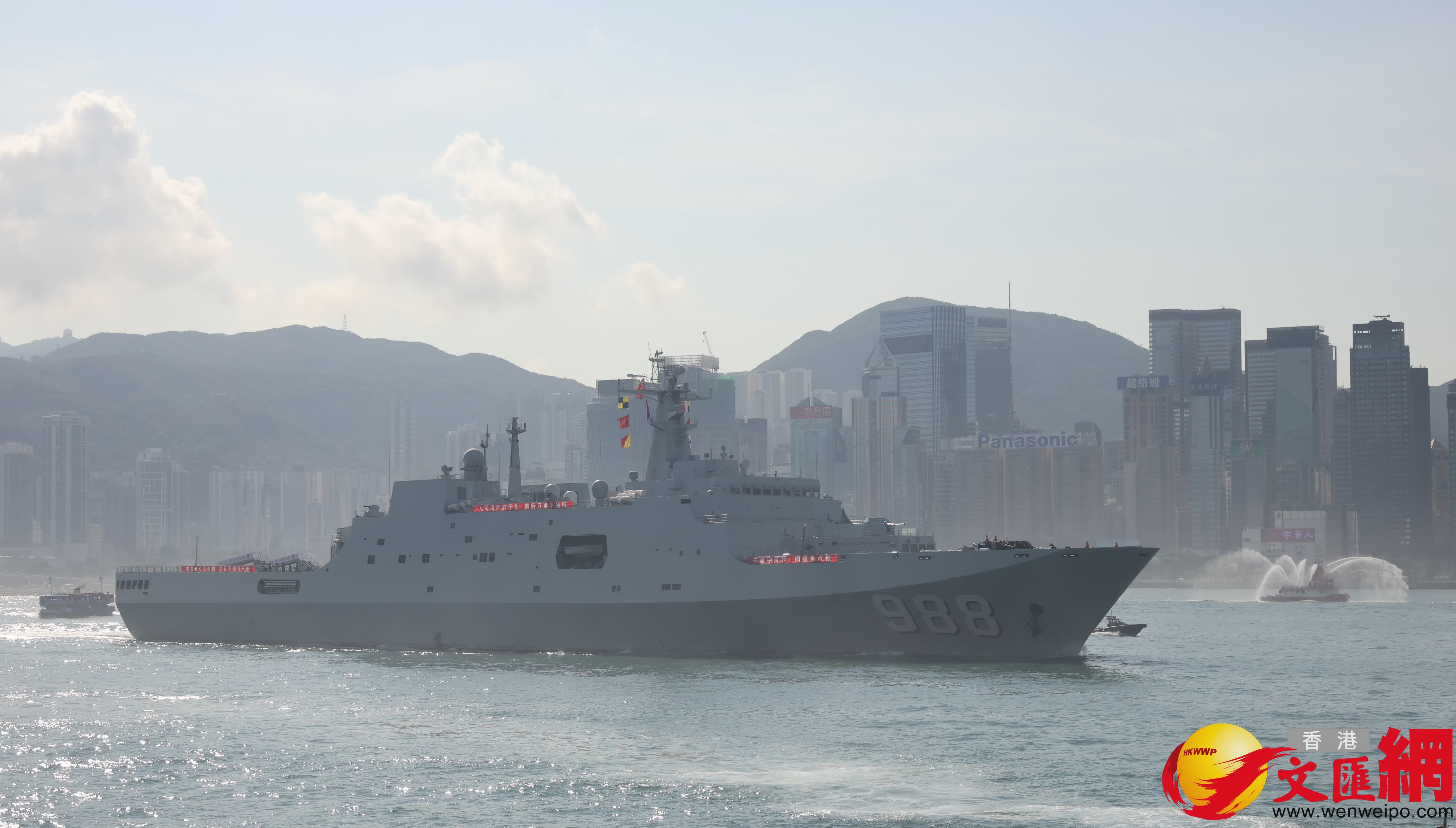 中國人民解放軍海軍戚繼光艦以及沂蒙山艦今日由藍塘海峽駛入維港鯉魚門航道，再開往昂船洲軍港。（香港文匯報記者郭木又攝）
