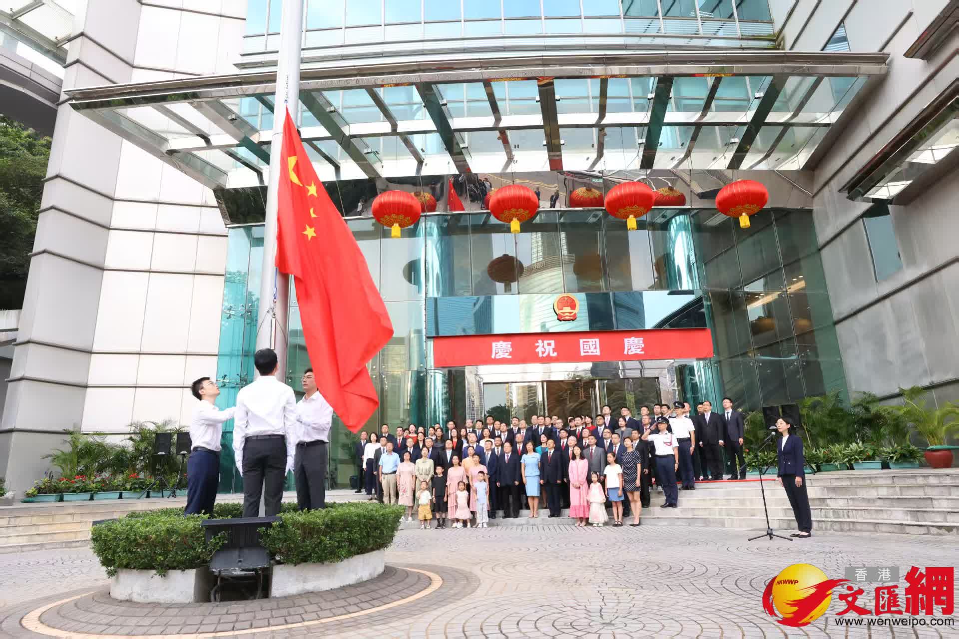 外交部駐港特派員公署舉行升國旗儀式，慶祝中華人民共和國成立76周年。（香港文匯報記者萬霜靈攝）