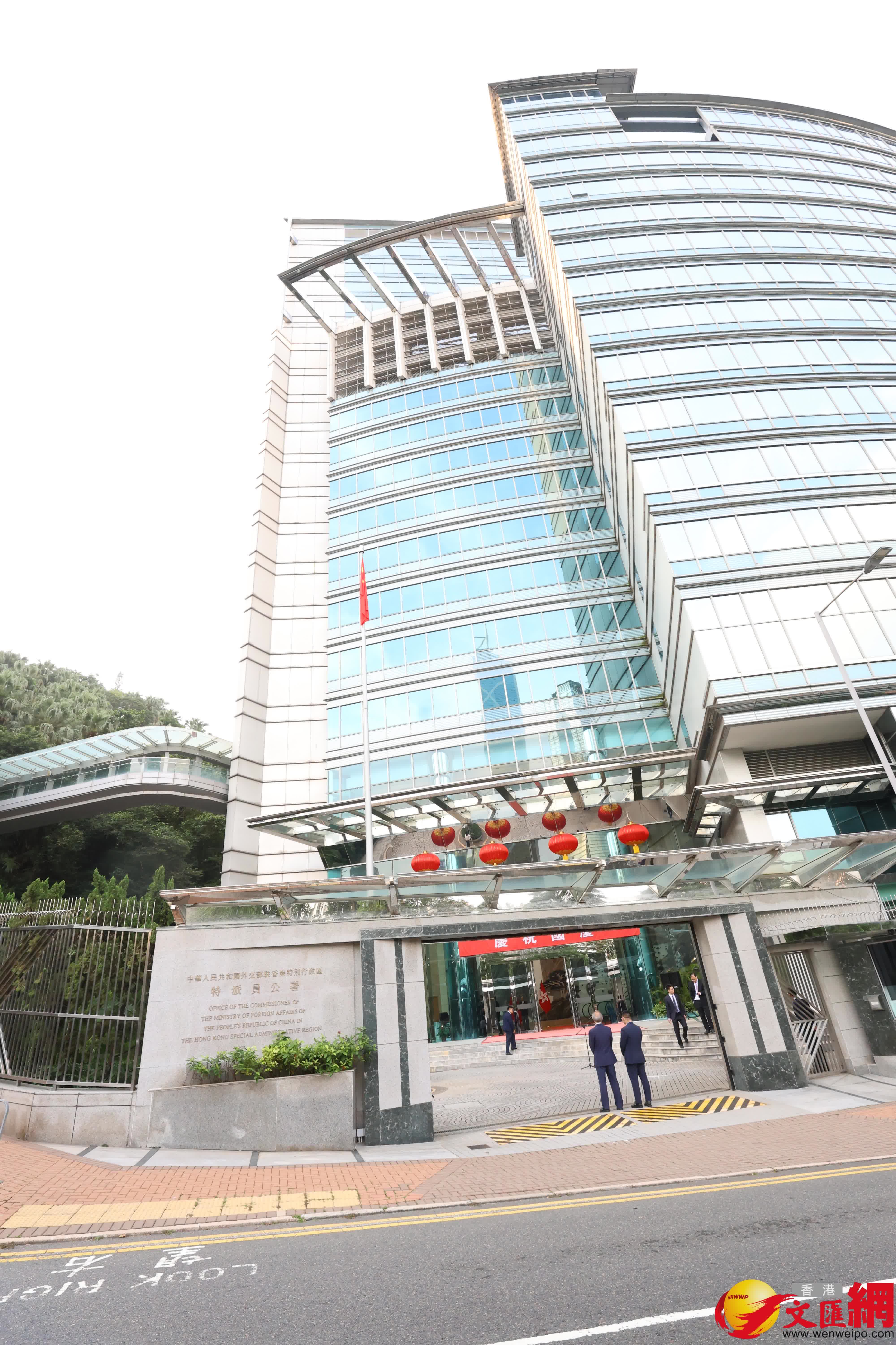 外交部駐港特派員公署舉行升國旗儀式，慶祝中華人民共和國成立76周年。（香港文匯報記者萬霜靈攝）