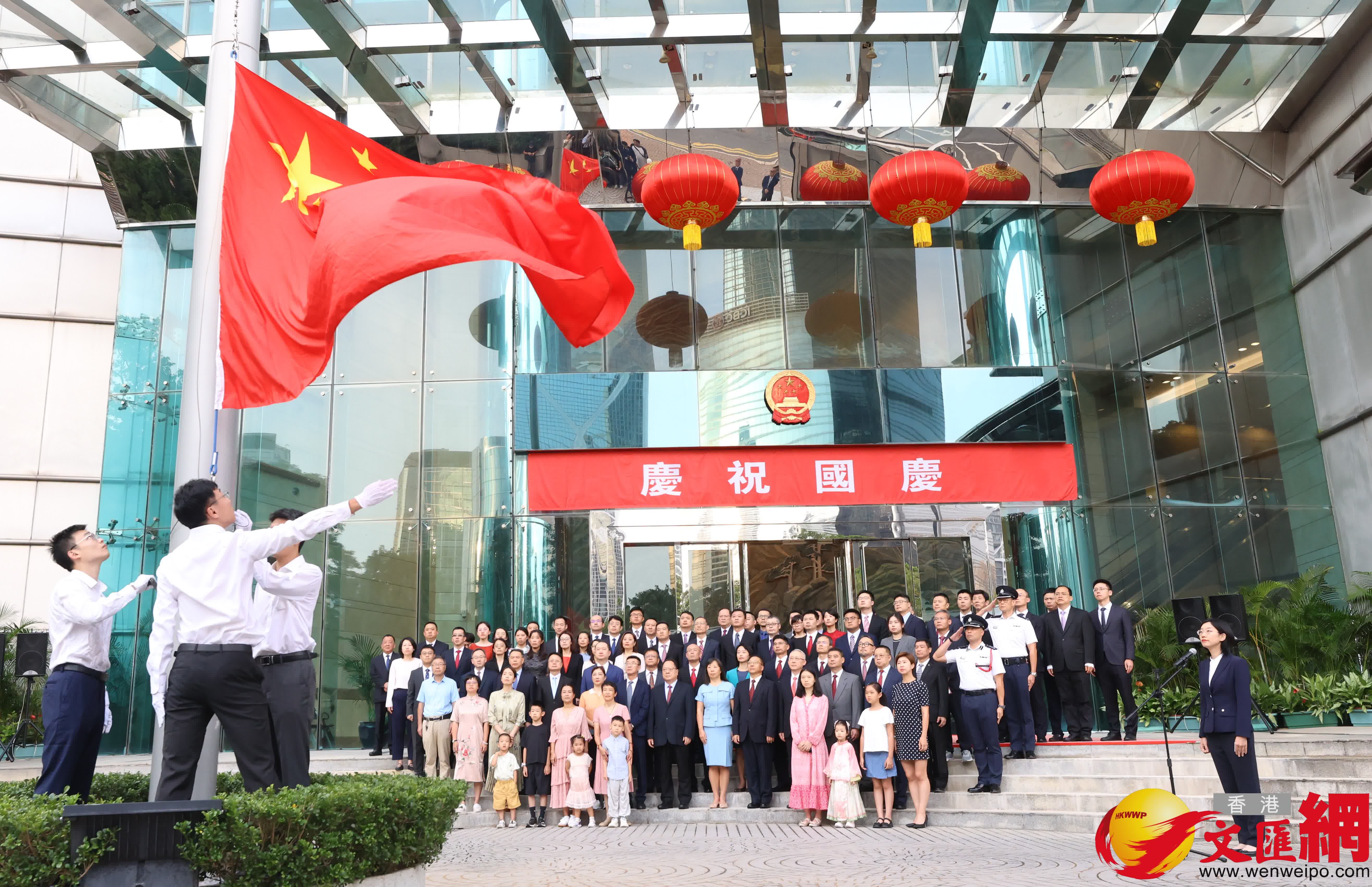 外交部駐港特派員公署舉行升國旗儀式，慶祝中華人民共和國成立76周年。（香港文匯報記者萬霜靈攝）
