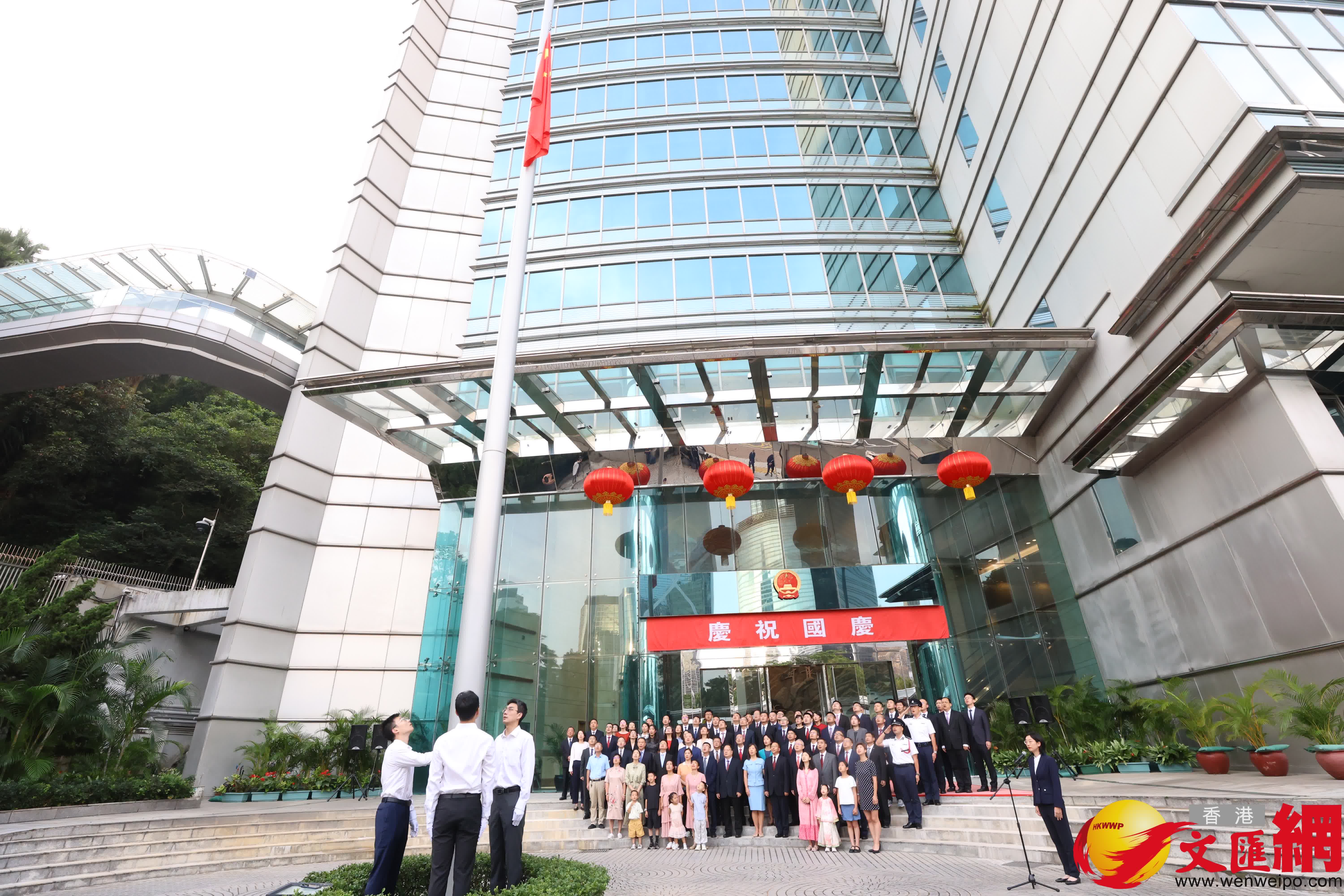 外交部駐港特派員公署舉行升國旗儀式，慶祝中華人民共和國成立76周年。（香港文匯報記者萬霜靈攝）
