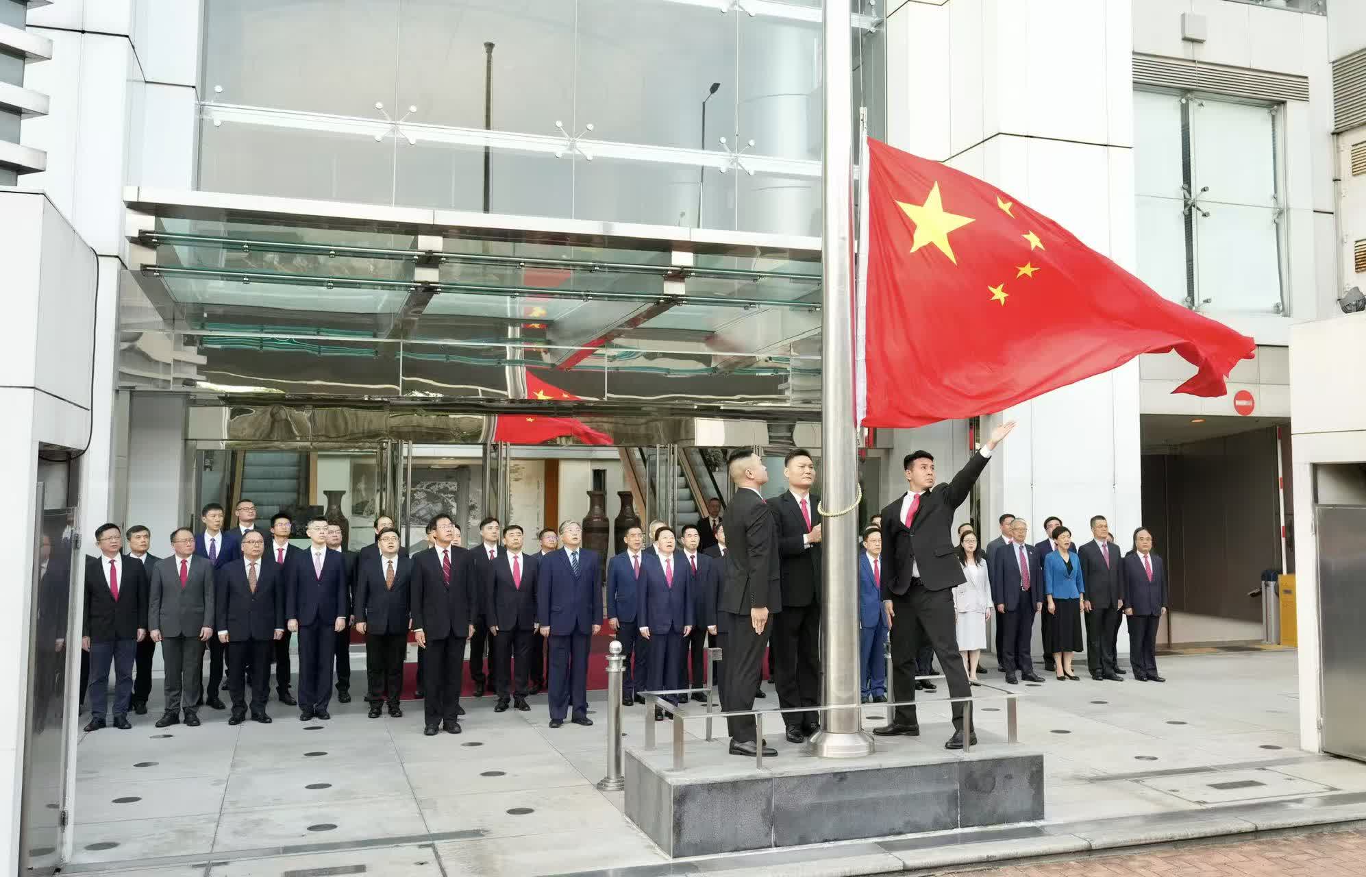 10月1日清晨，中央政府駐港聯絡辦舉行升國旗儀式。（大公報記者馬丁攝）