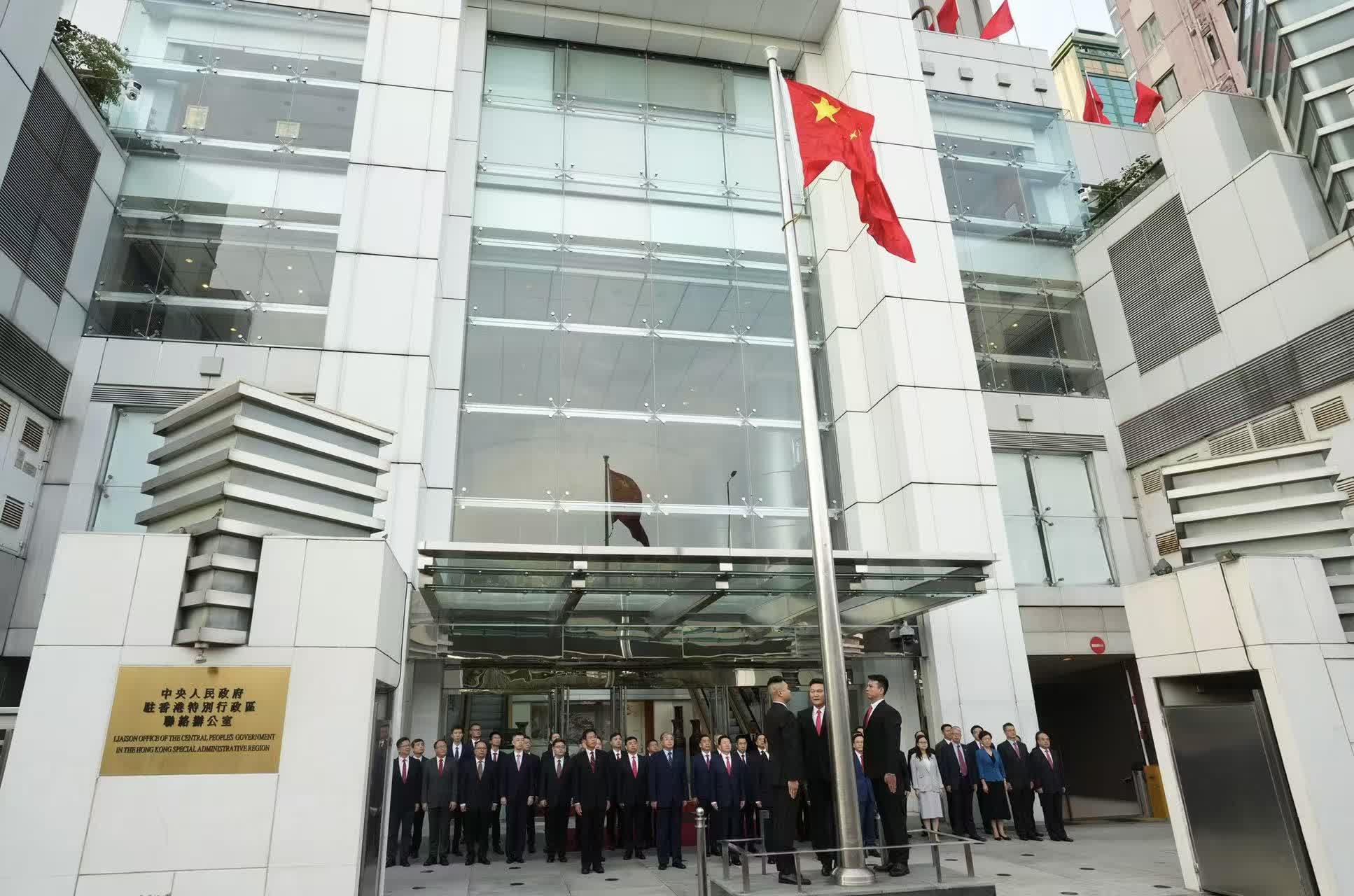 10月1日清晨，中央政府駐港聯絡辦舉行升國旗儀式。（大公報記者馬丁攝）