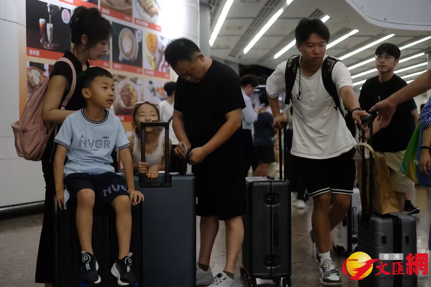 高鐵尖沙咀餐飲情況。（香港文匯報記者 涂穴 攝）