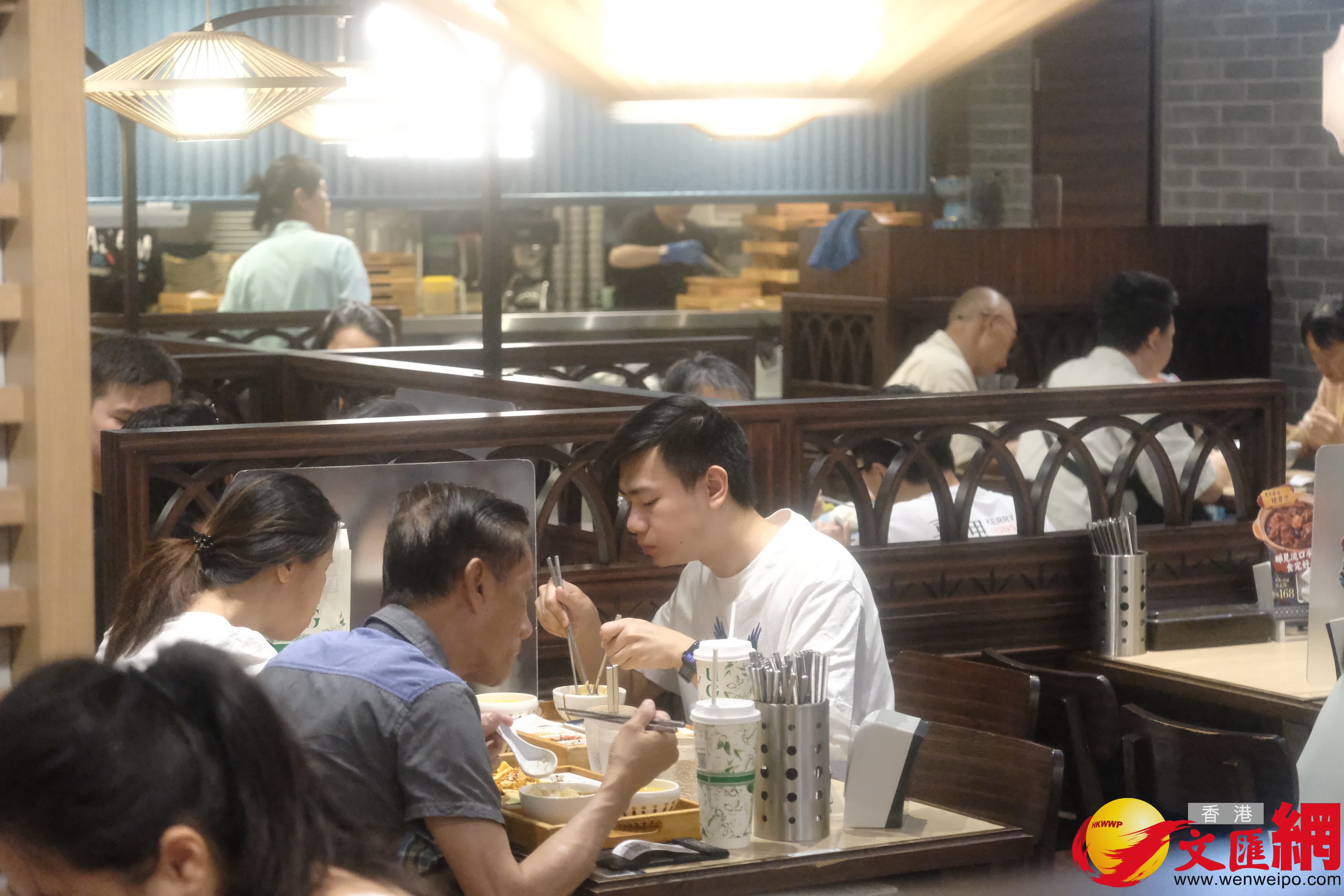 高鐵尖沙咀餐飲情況。（香港文匯報記者 涂穴 攝）