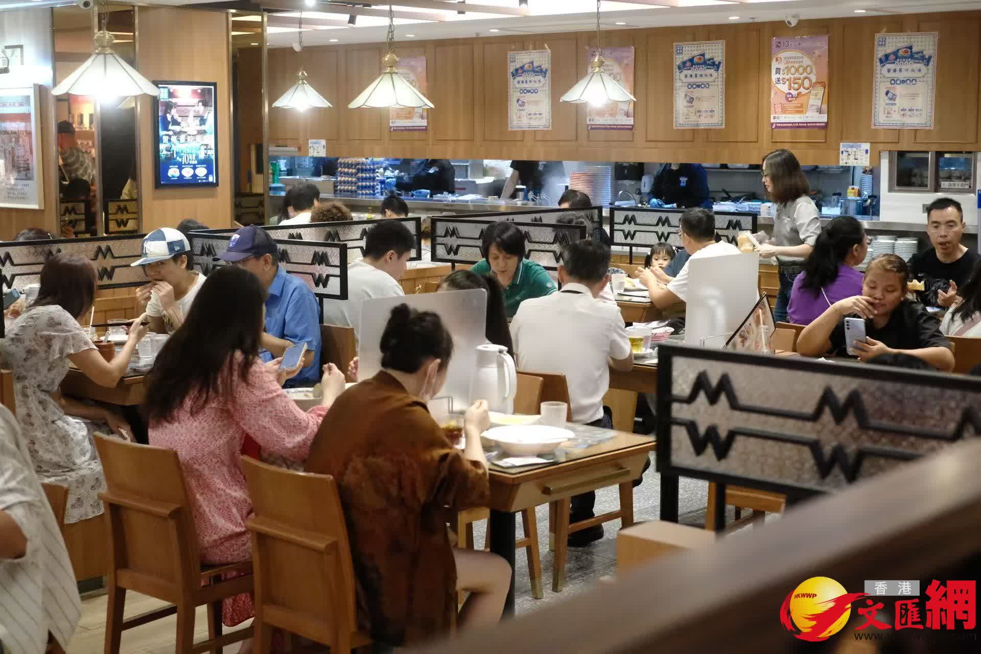 高鐵尖沙咀餐飲情況。（香港文匯報記者 涂穴 攝）