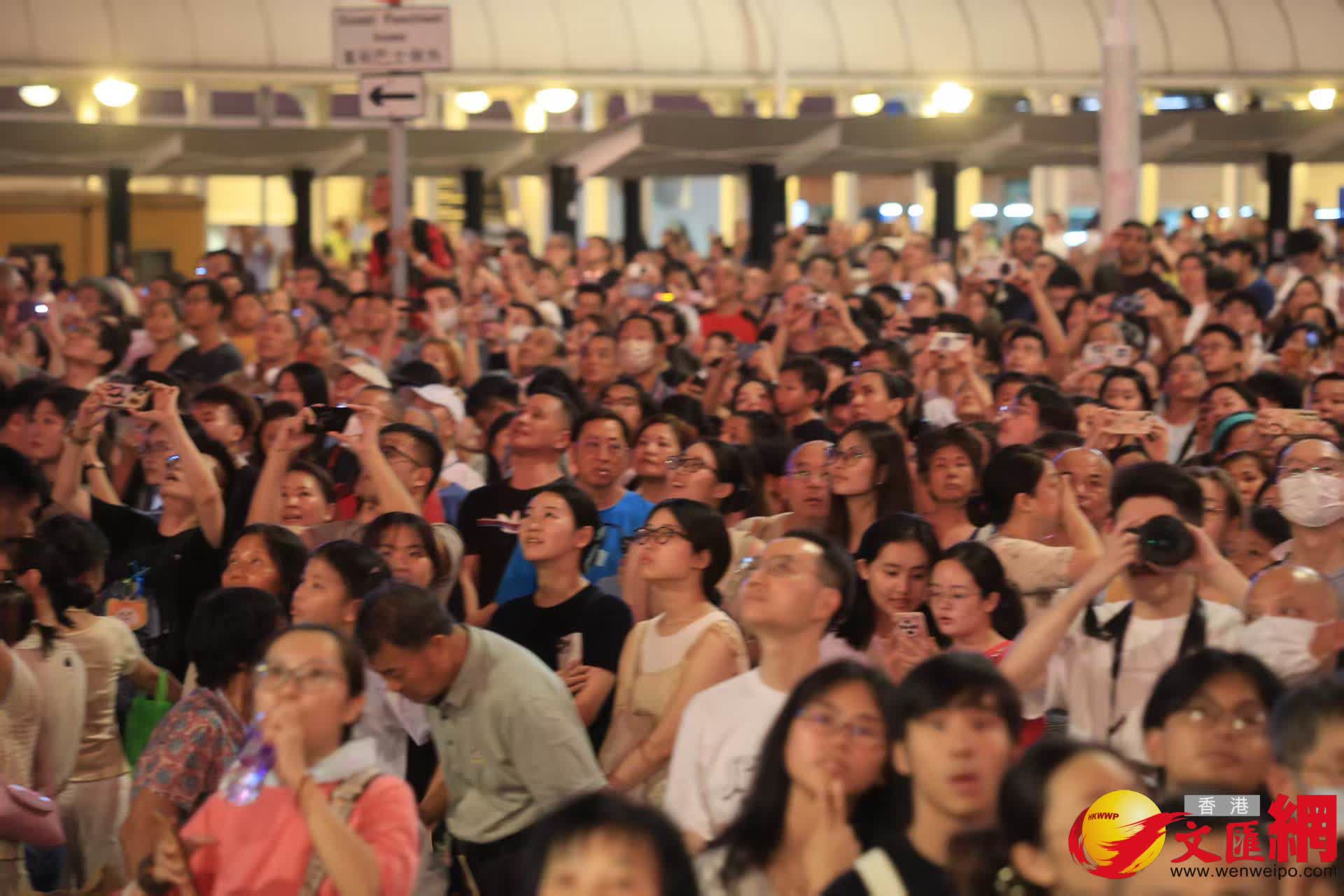 國慶煙花匯演2025於今日（10月1日）晚上8時在維港上空舉行。（香港文匯報記者 北山彦 攝）