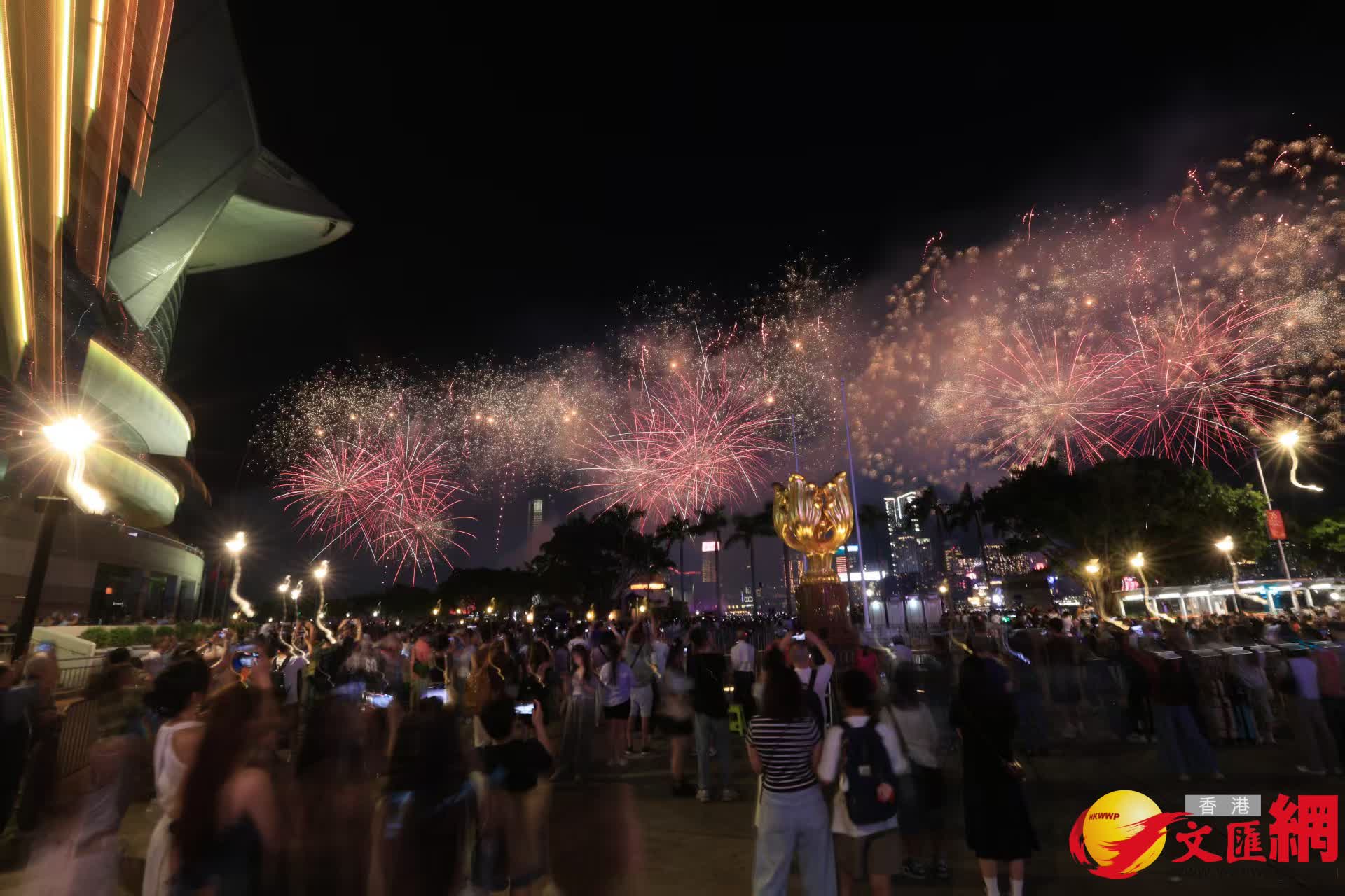 國慶煙花匯演2025於今日（10月1日）晚上8時在維港上空舉行。（香港文匯報記者 北山彦 攝）