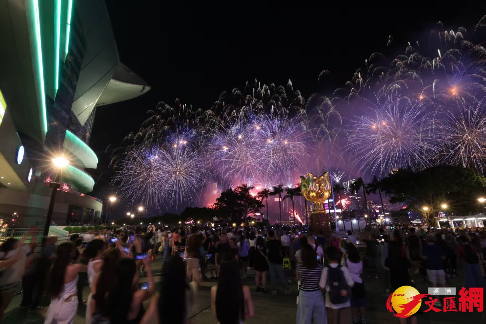 國慶煙花匯演2025於今日（10月1日）晚上8時在維港上空舉行。（香港文匯報記者 北山彦 攝）