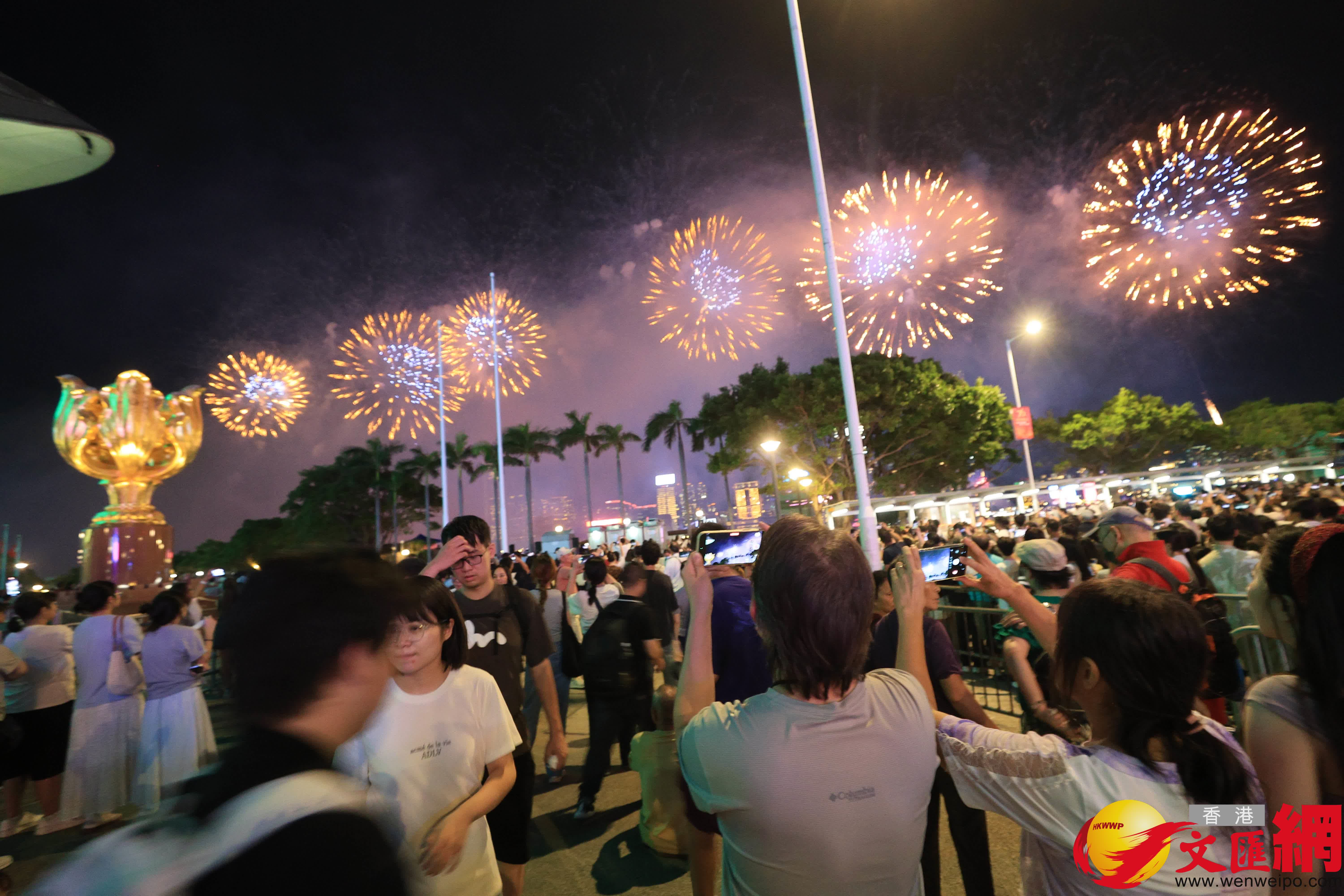 國慶煙花匯演2025於今日（10月1日）晚上8時在維港上空舉行。（香港文匯報記者 北山彦 攝）