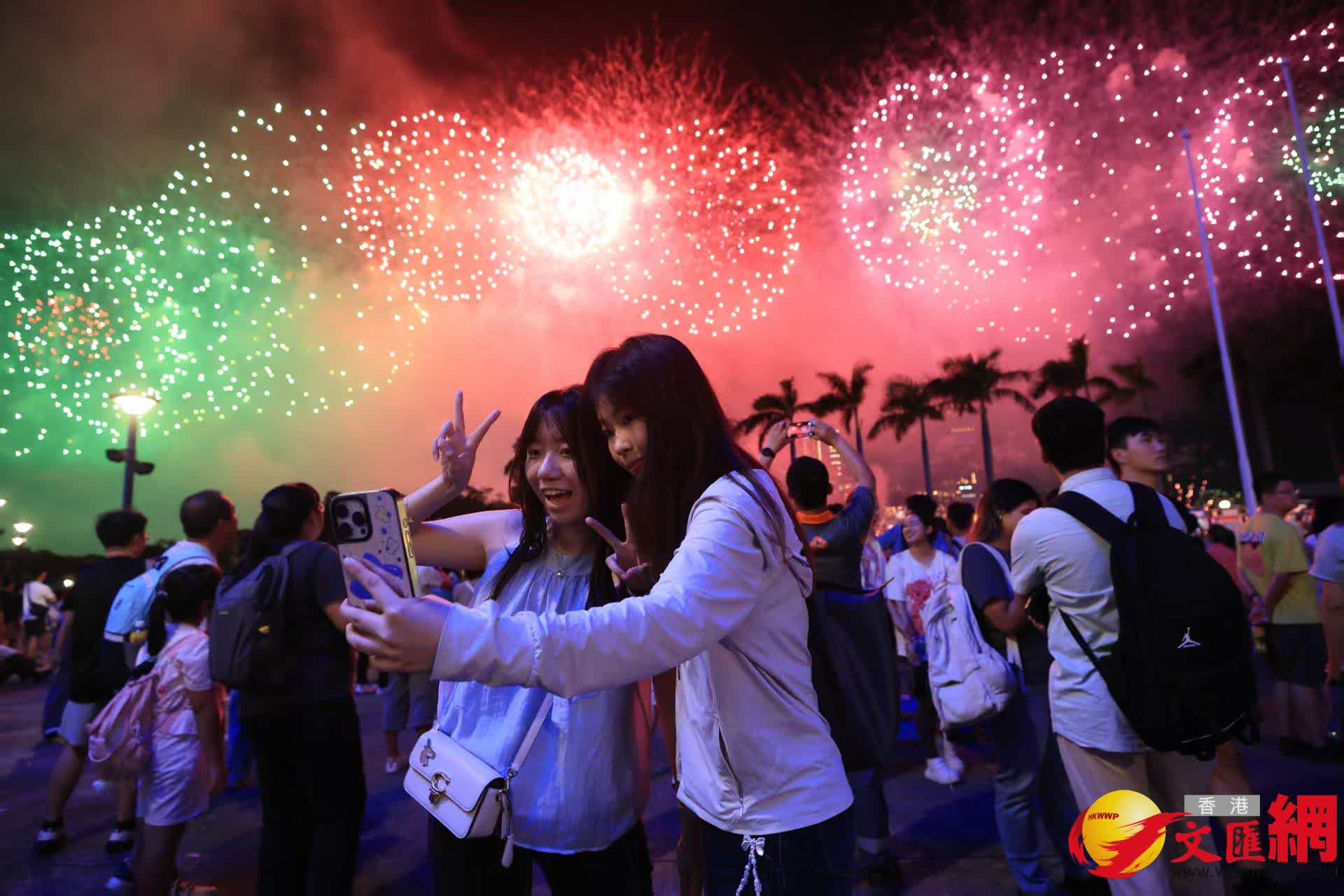 國慶煙花匯演2025於今日（10月1日）晚上8時在維港上空舉行。（香港文匯報記者 北山彦 攝）