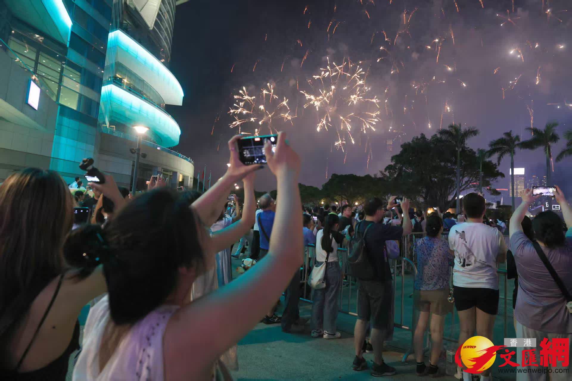 國慶煙花匯演2025於今日（10月1日）晚上8時在維港上空舉行。（香港文匯報記者 北山彦 攝）