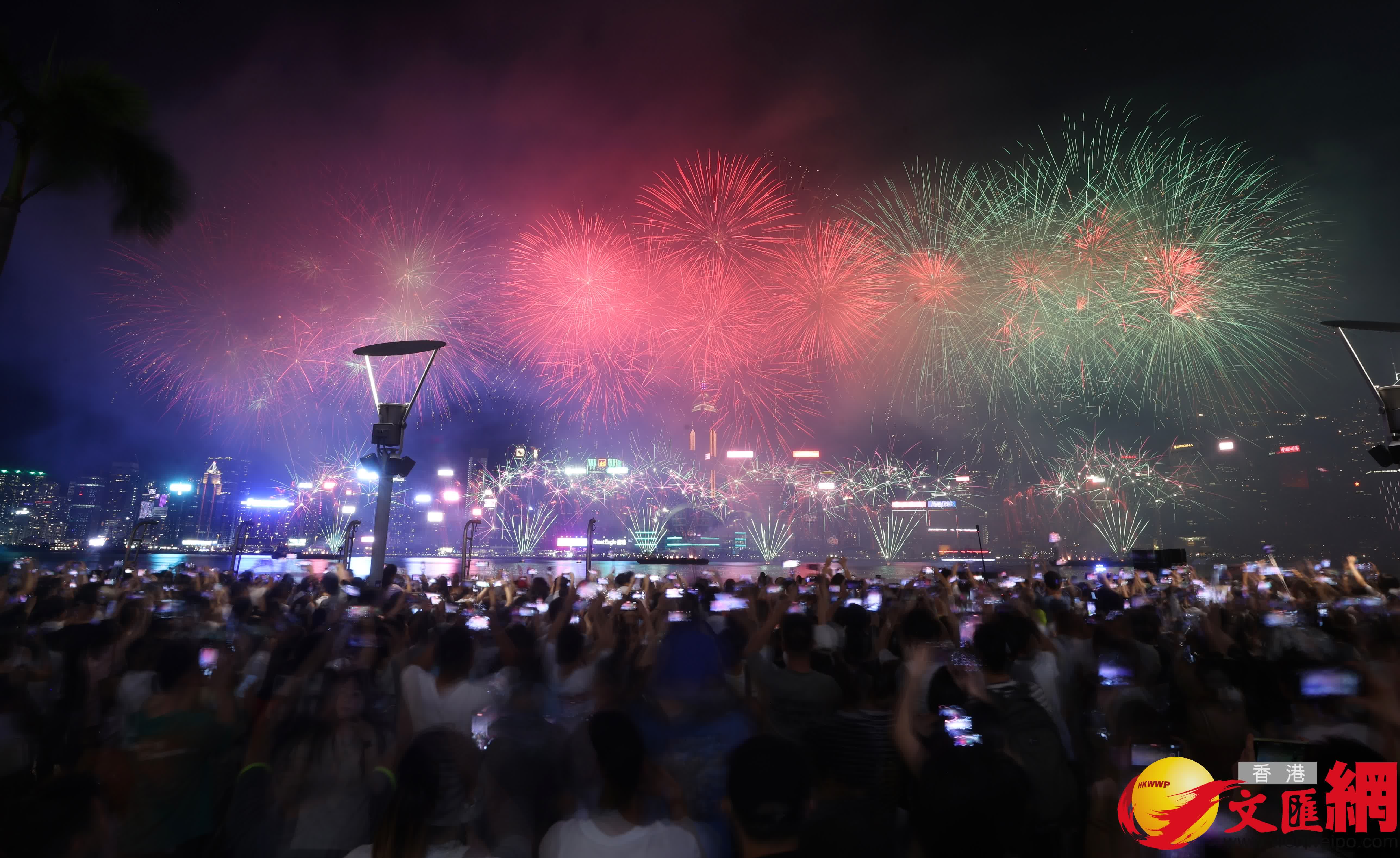 國慶煙花匯演2025於今日（10月1日）晚上8時在維港上空舉行。（香港文匯報記者 郭木又 攝）