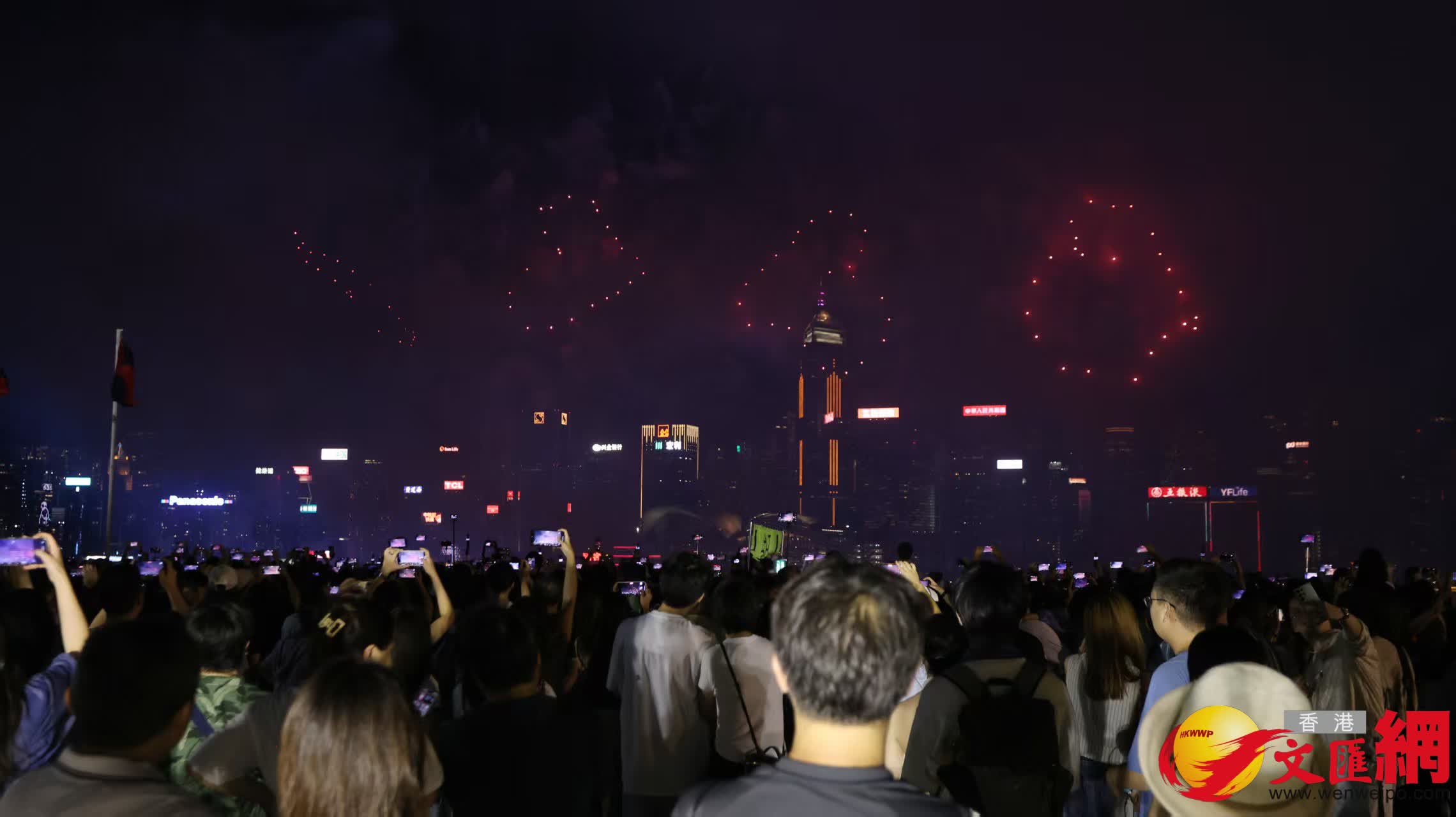 尖沙咀海港城國慶煙花匯演情況。（香港文匯報記者 黃艾力 攝）