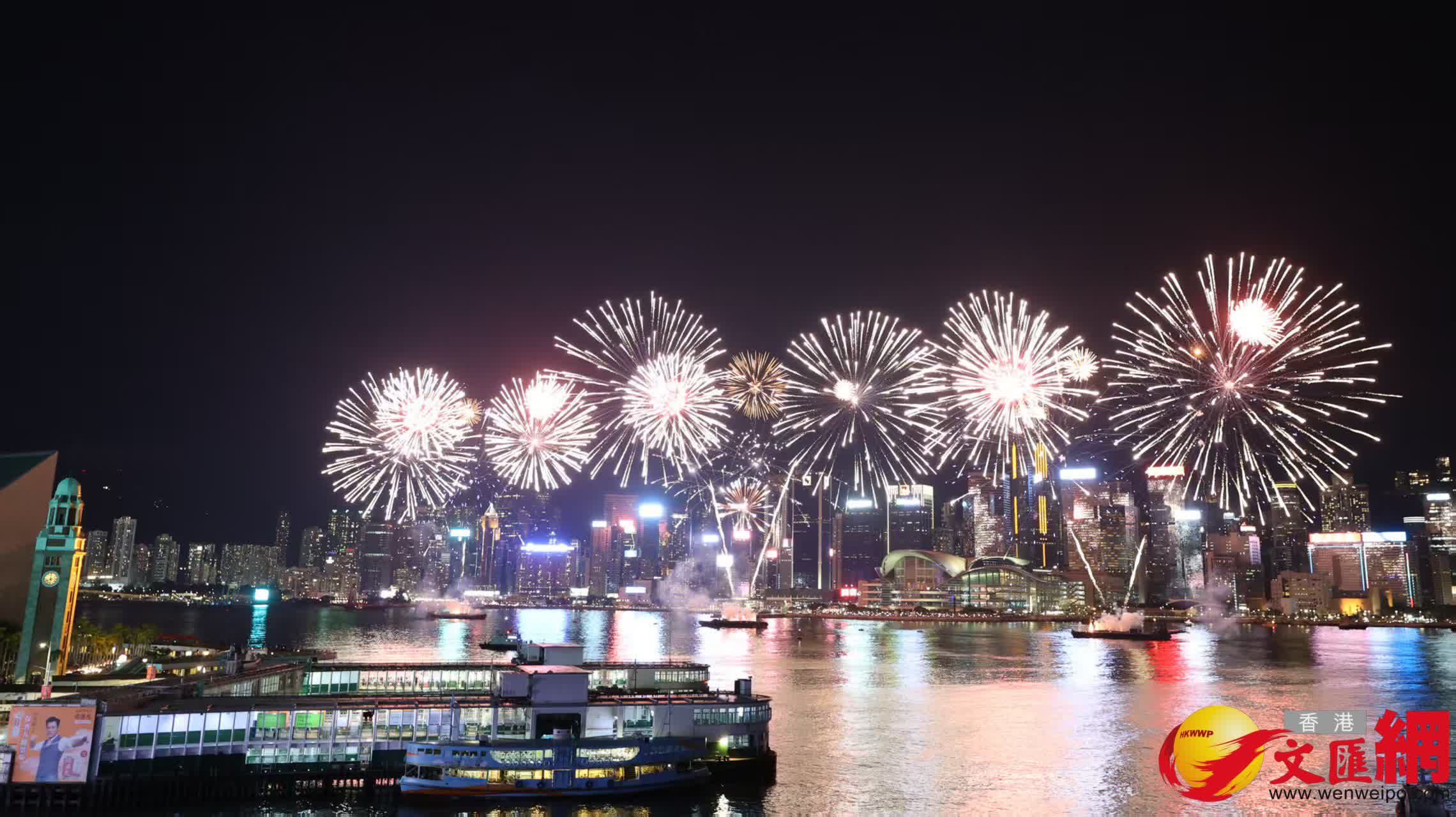 尖沙咀海港城國慶煙花匯演情況。（香港文匯報記者 黃艾力 攝）
