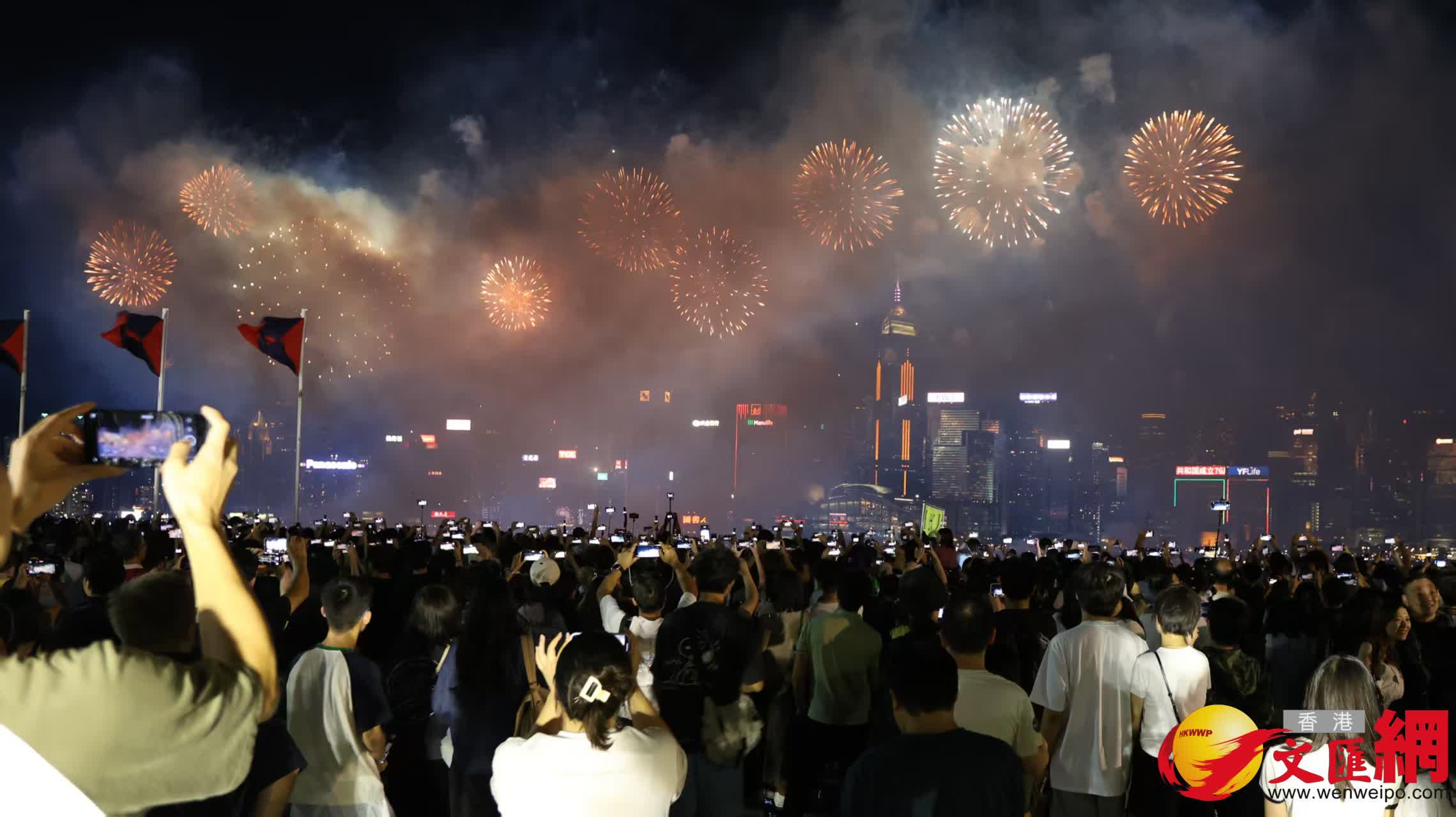 尖沙咀海港城國慶煙花匯演情況。（香港文匯報記者 黃艾力 攝）
