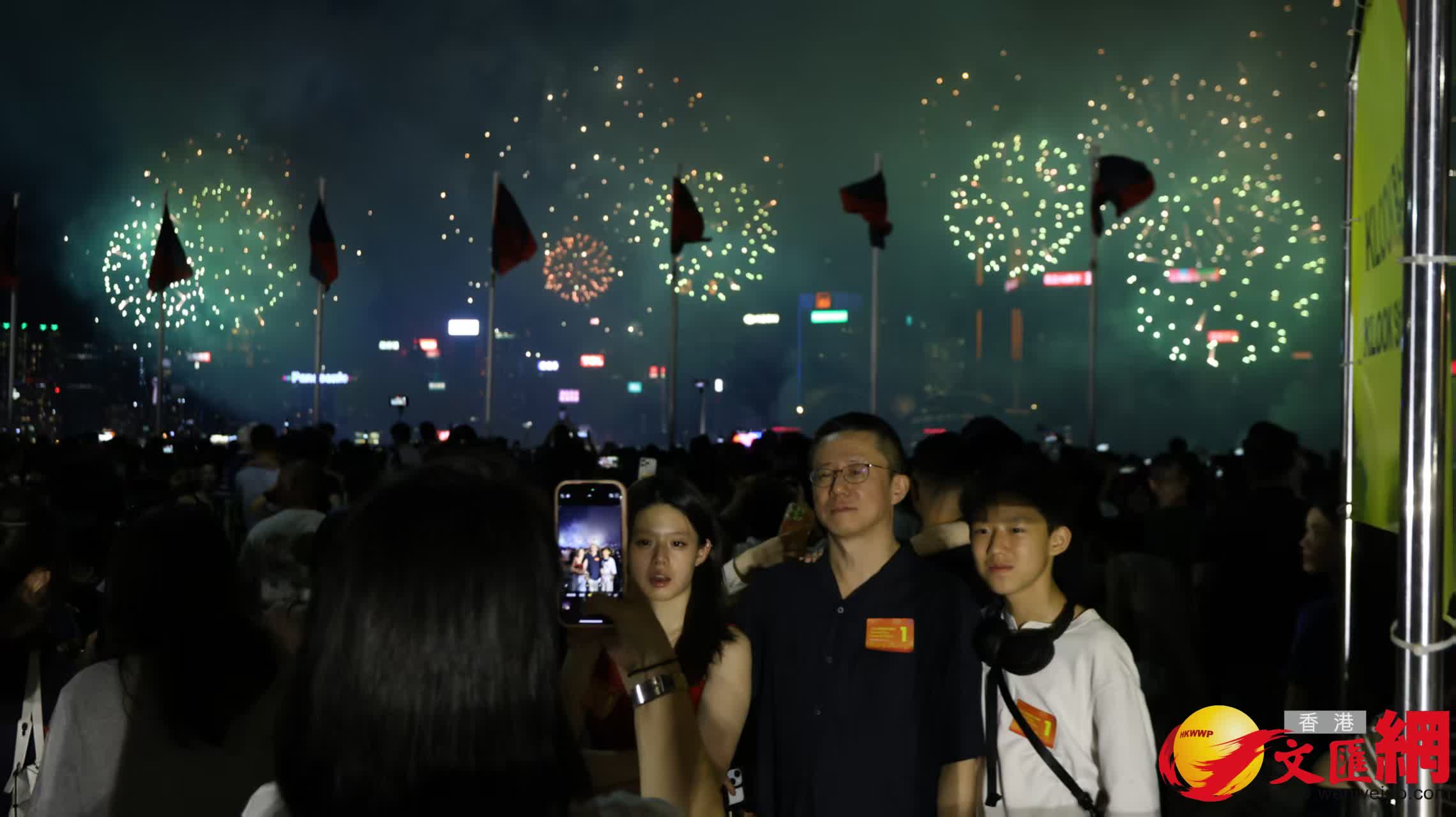 尖沙咀海港城國慶煙花匯演情況。（香港文匯報記者 黃艾力 攝）