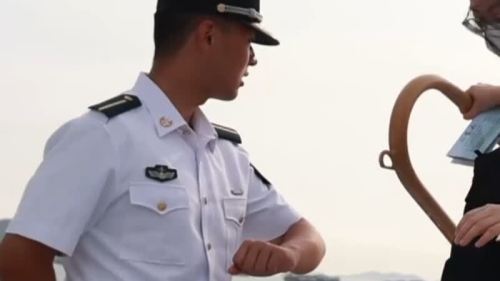 軍艦開放│手臂當(dāng)扶手保護觀眾　隨艦學(xué)員被贊最暖「安全扶手」