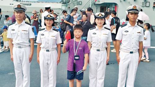 國慶76周年｜市民遊客登艦開眼界　深感國家對港厚愛