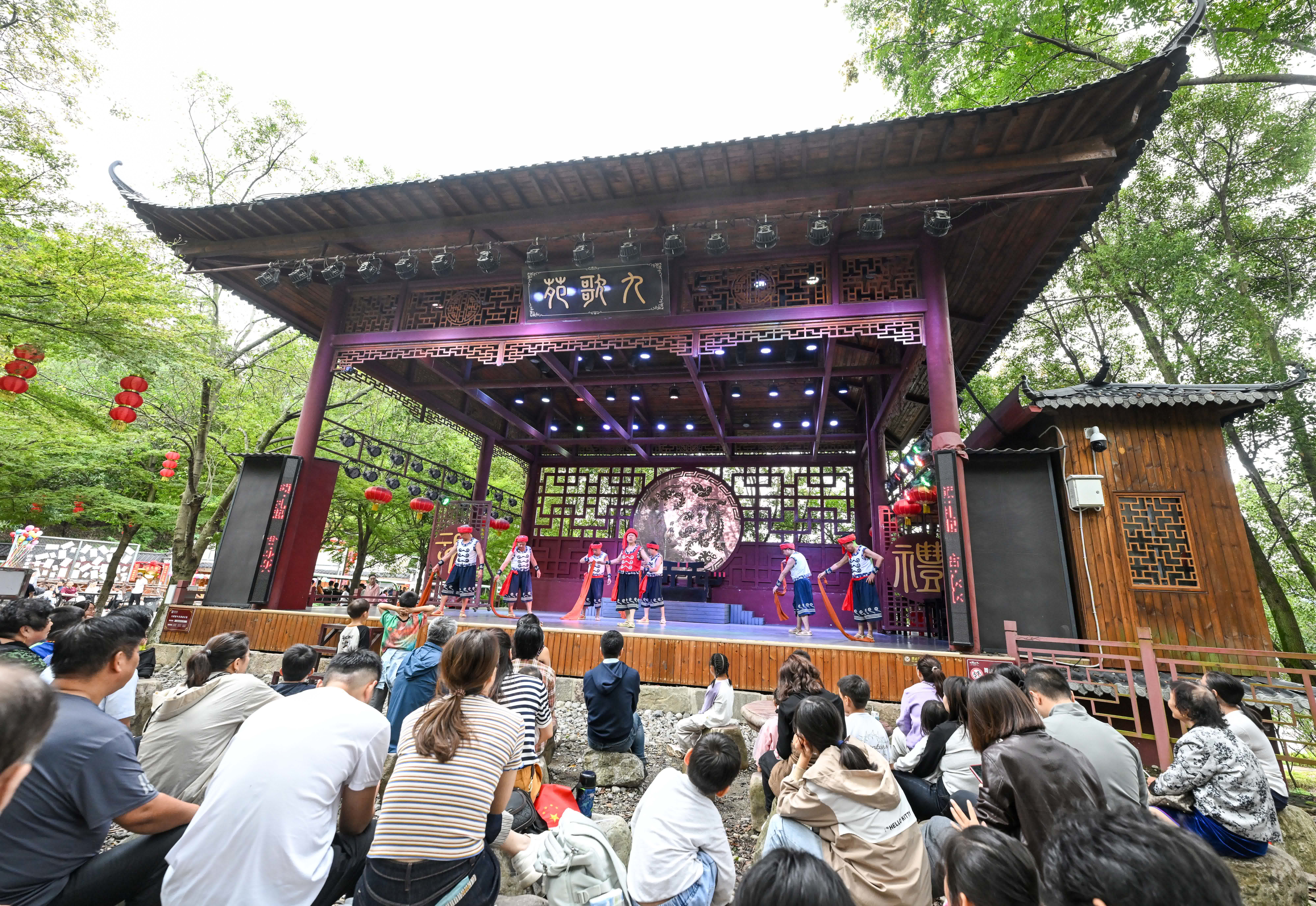 10月3日，人們在湖北省宜昌市秭歸縣屈原故里景區觀看表演。（新華社）