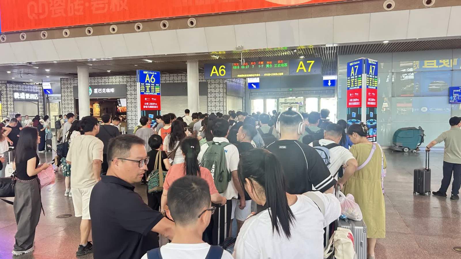 假期迎中秋探親高峰　車票緊俏旅客「買長乘短」