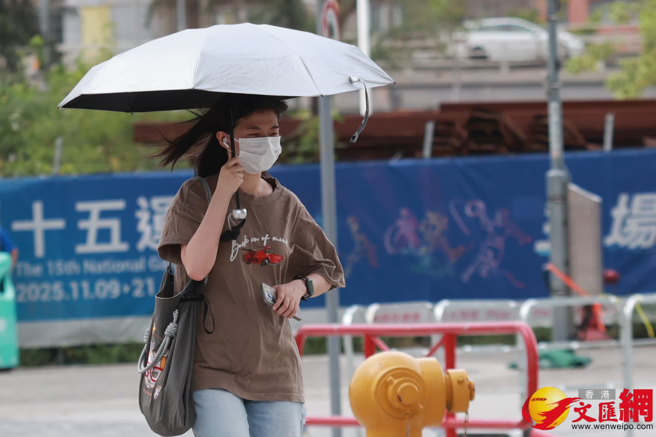 記者稍早前在市區看到，市民打着傘出行。（香港文匯報記者 北山彥 攝）
