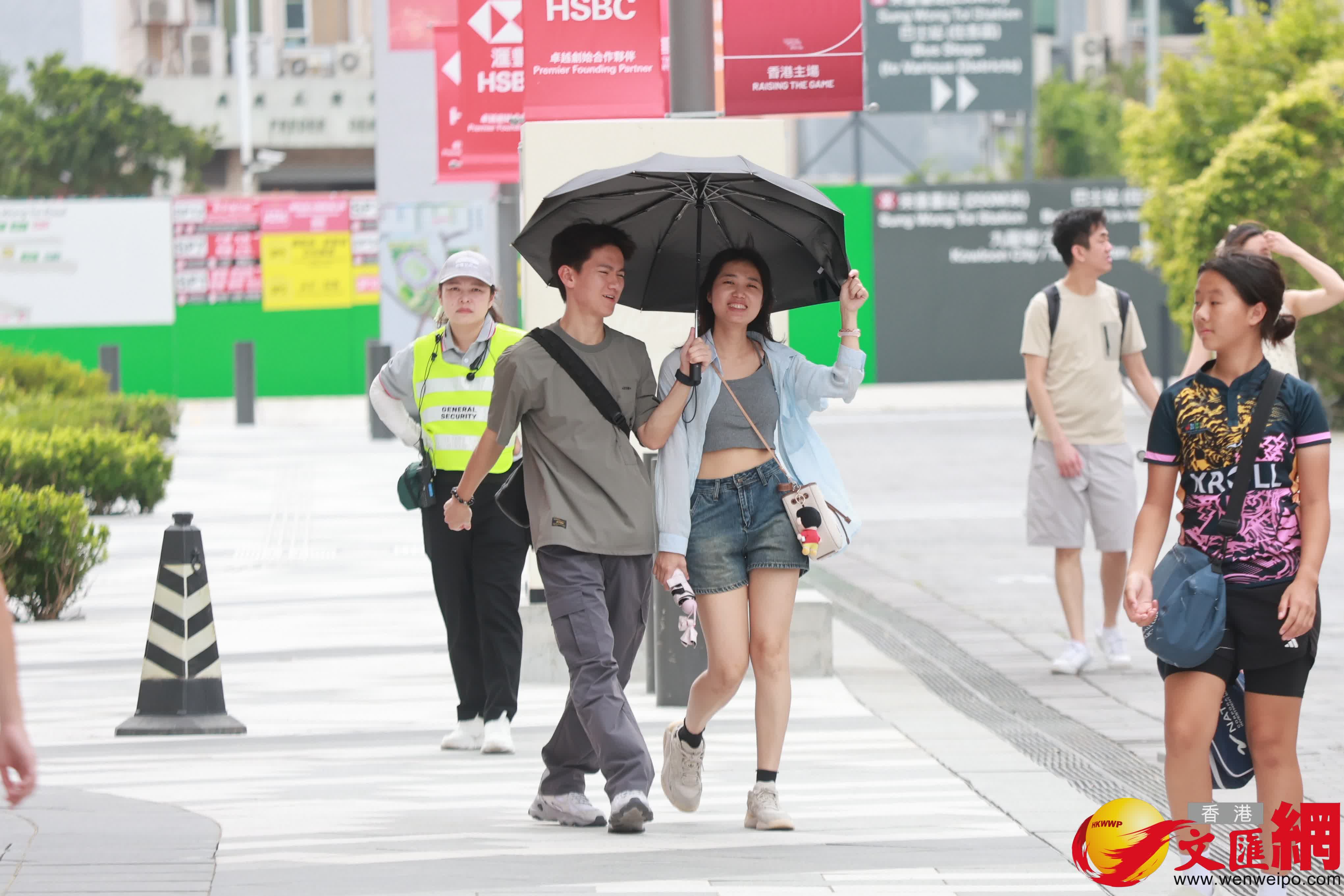 記者稍早前在市區看到，市民打着傘出行。（香港文匯報記者 北山彥 攝）