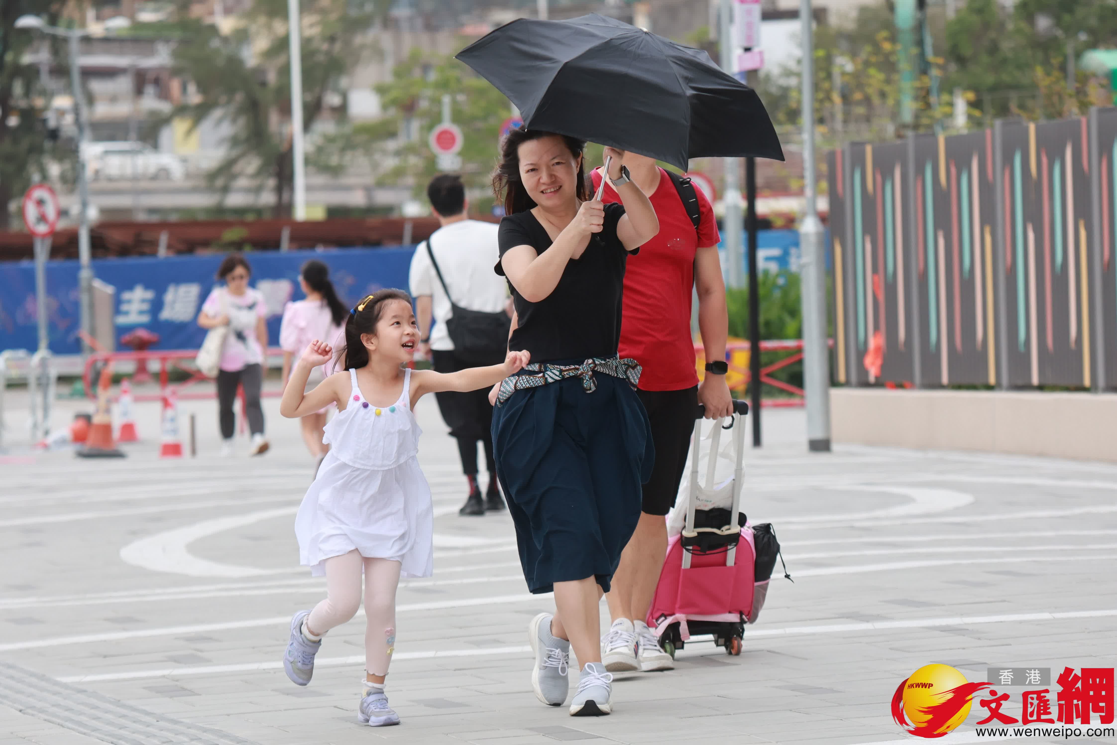 記者稍早前在市區看到，市民打着傘出行。（香港文匯報記者 北山彥 攝）