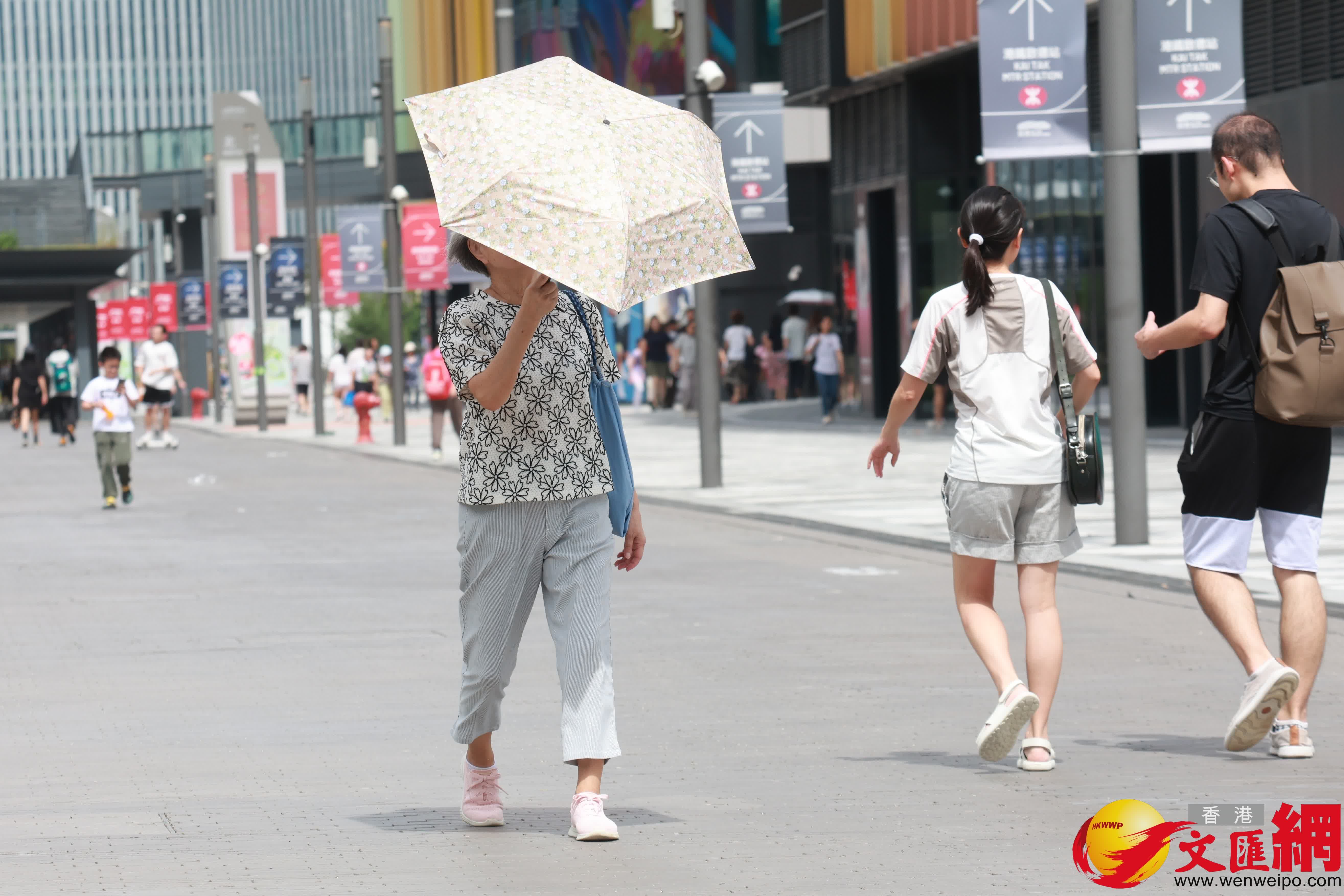 記者稍早前在市區看到，市民打着傘出行。（香港文匯報記者 北山彥 攝）