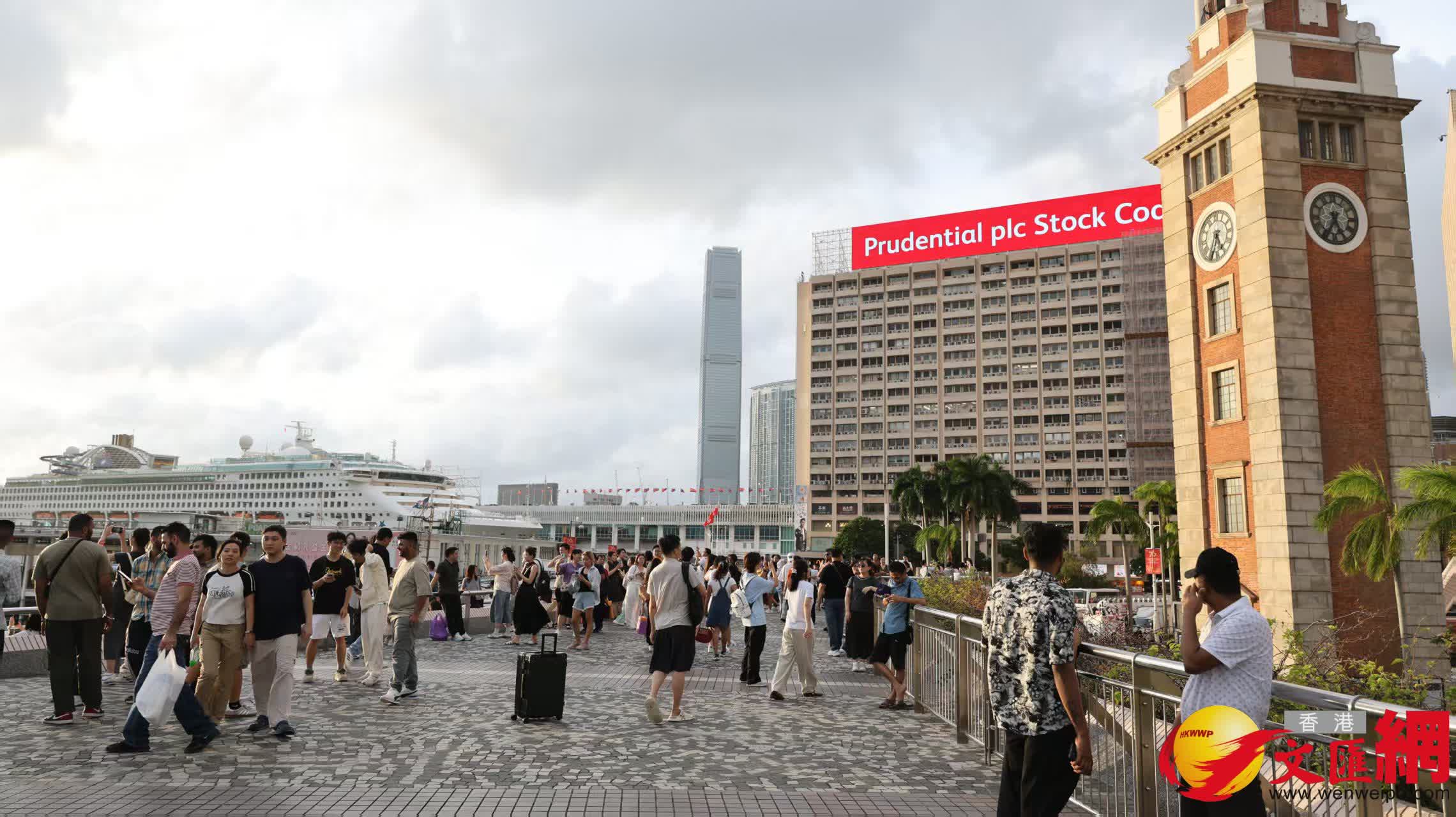 尖沙咀天星碼頭一帶市民出行。(香港文匯報記者 黃艾力 攝) 尖沙咀天星碼頭一帶市民出行。(香港文匯報記者 黃艾力 攝)
